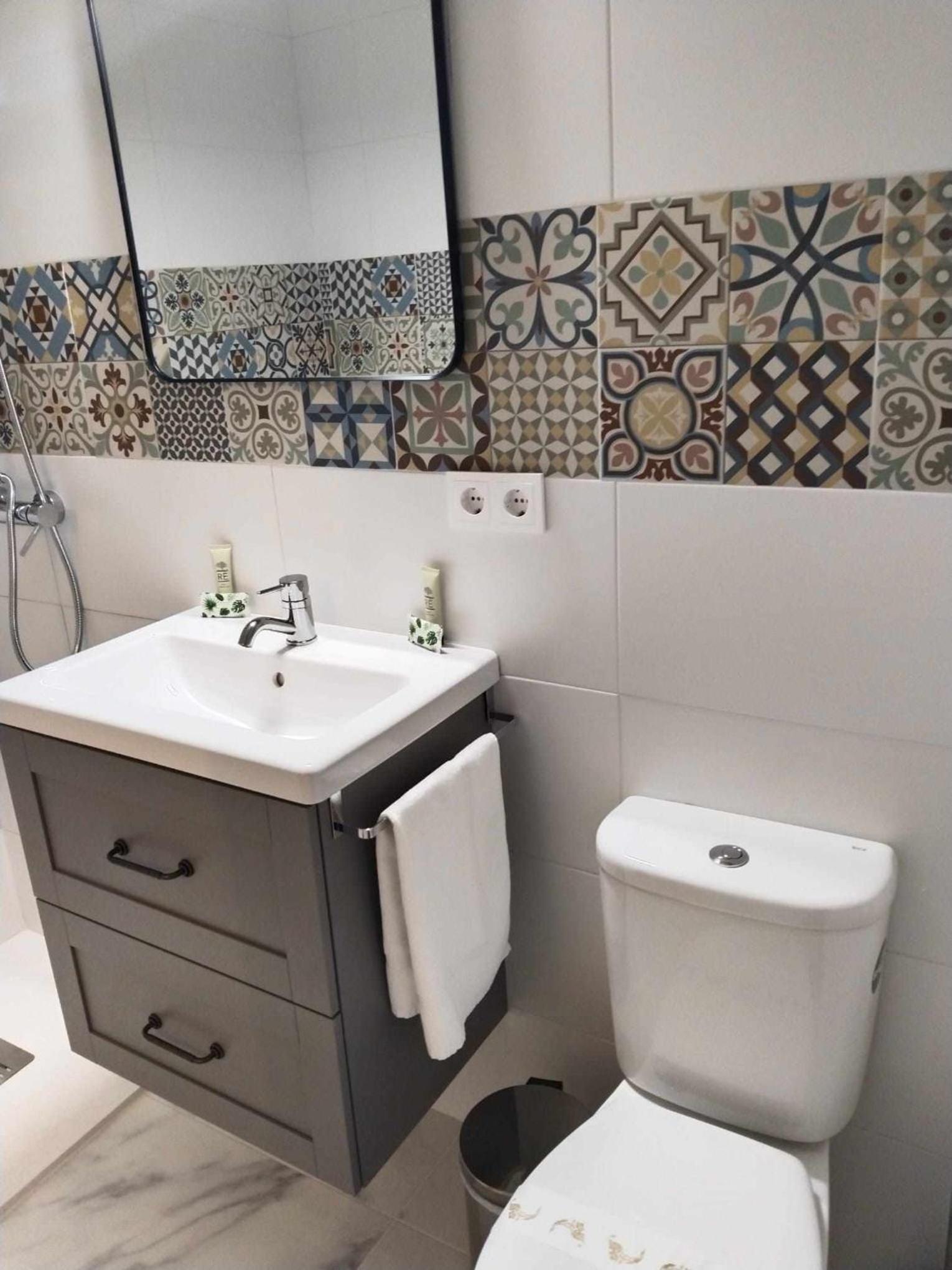 Double Room with Private Bathroom - Photo 4