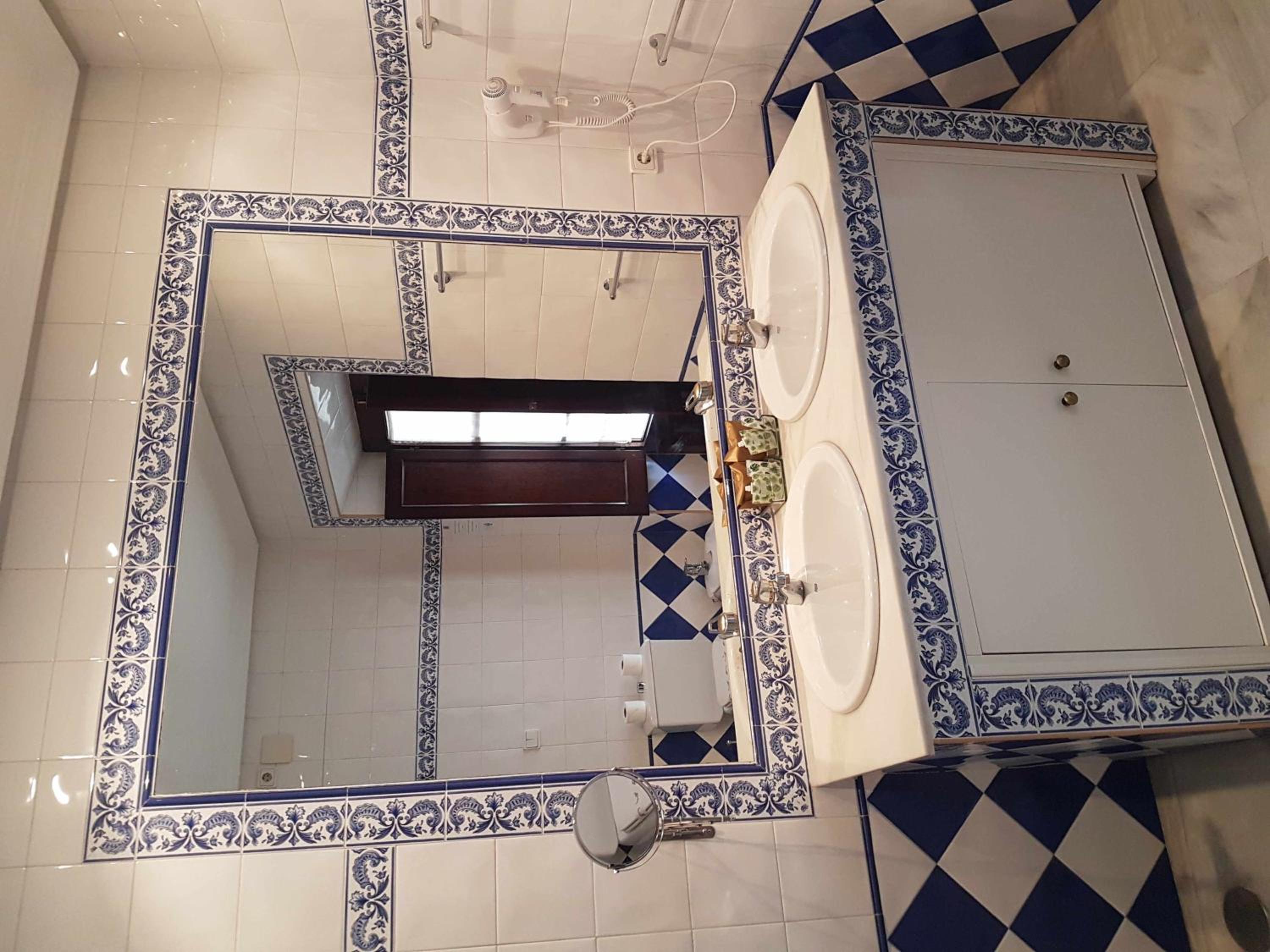 Double Room with Spa Bath - Photo 9