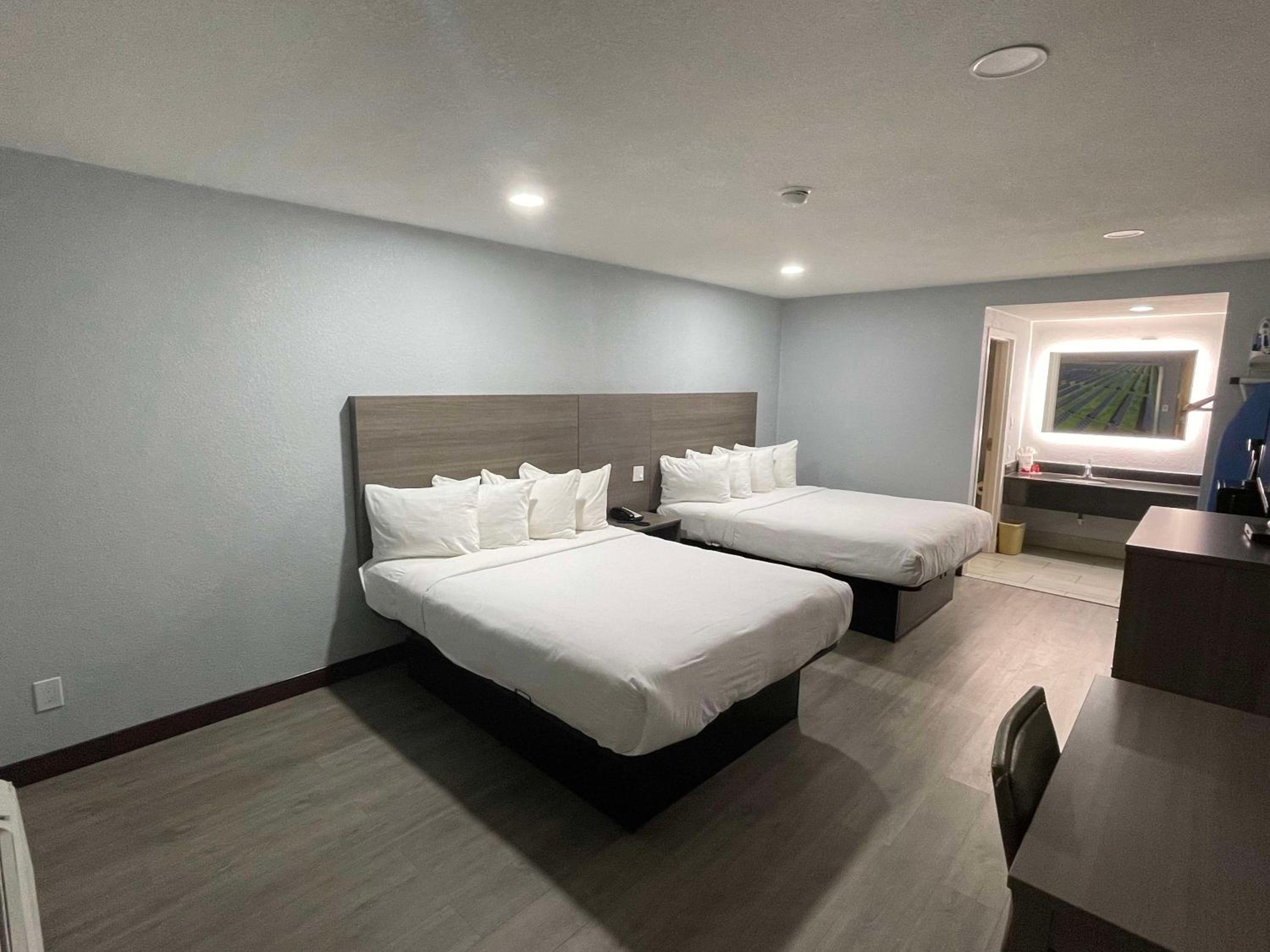 Queen Room with Two Queen Beds with Bath Tub - Mobility Accessible/Non-Smoking photo 1