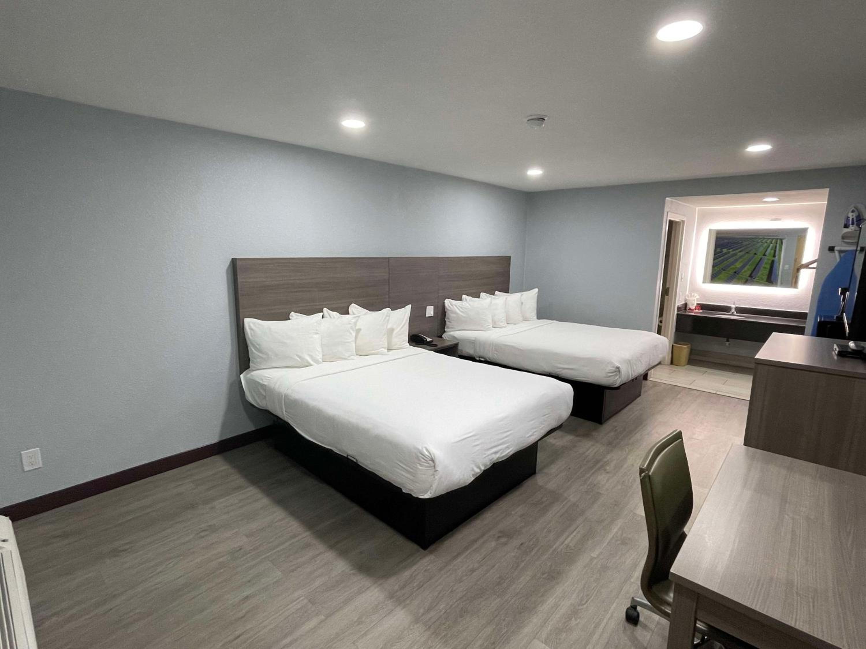 Queen Room with Two Queen Beds photo 1