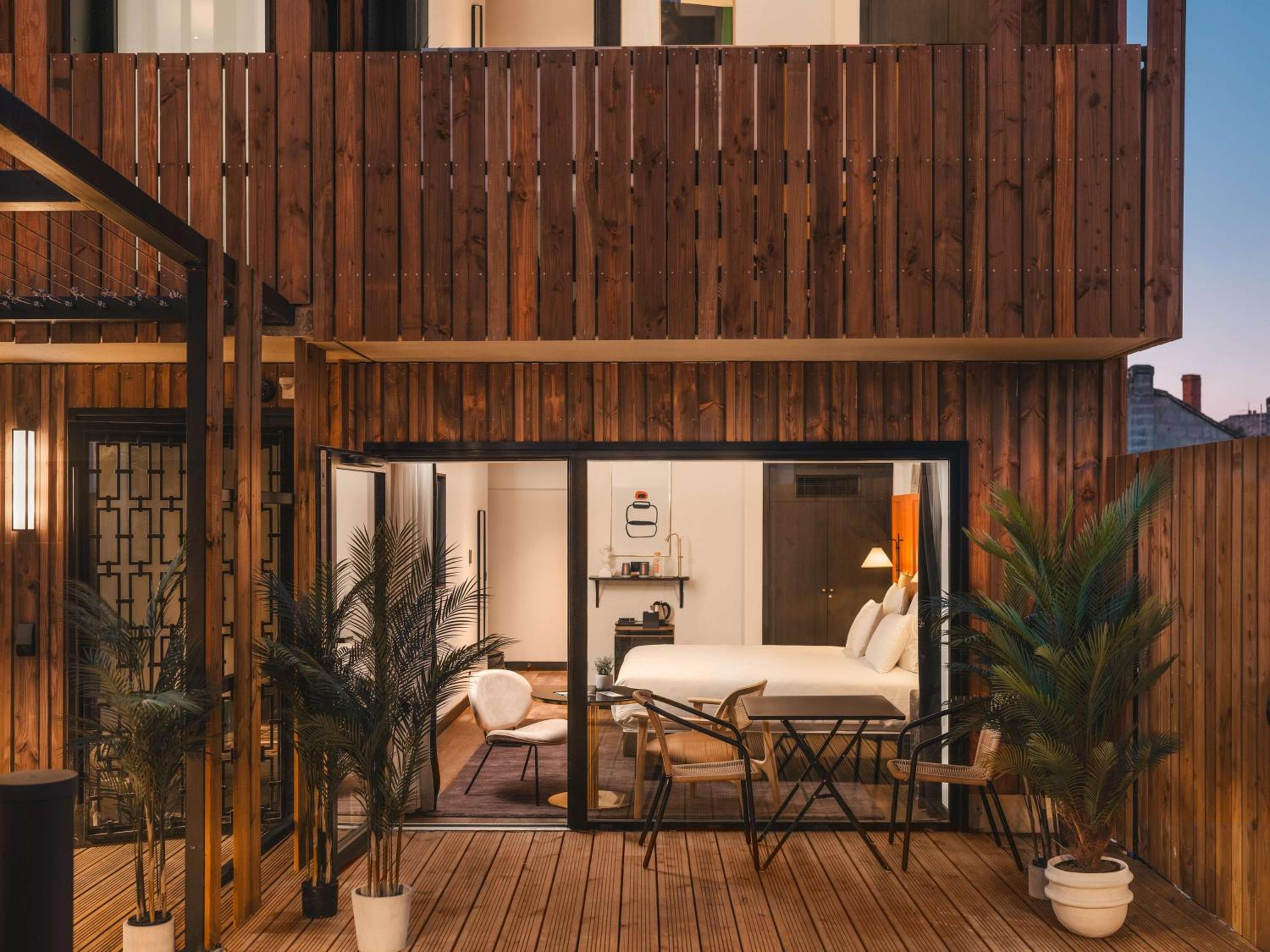 Deluxe King Room with Terrace - Photo 3