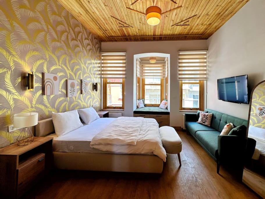 Five-Bedroom House photo 1
