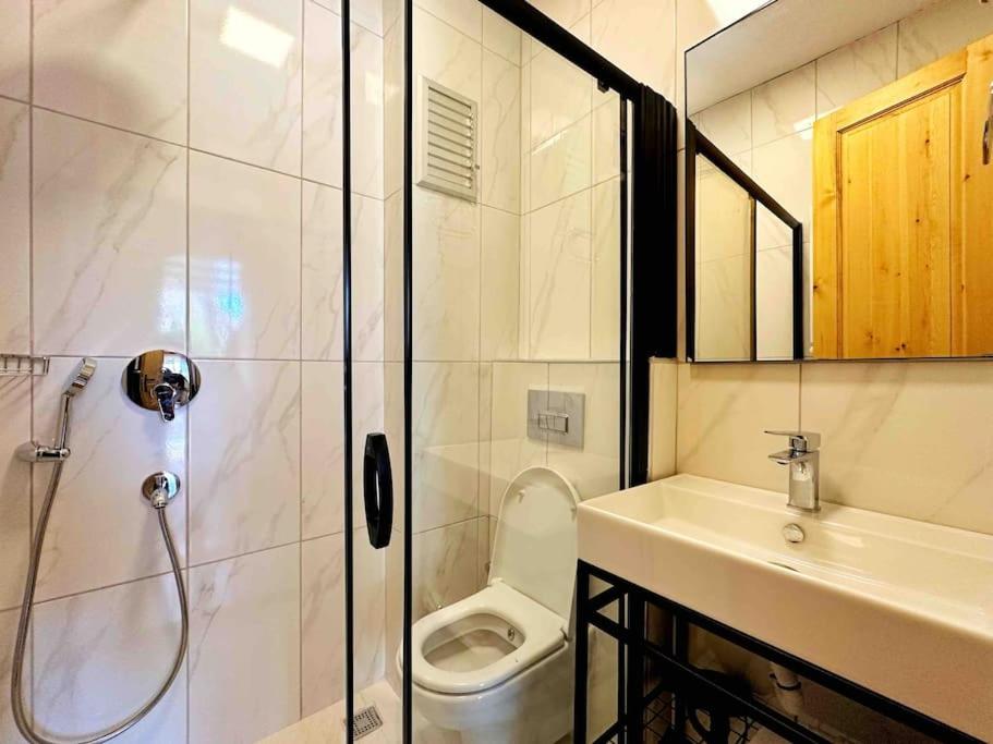 Five-Bedroom House photo 2