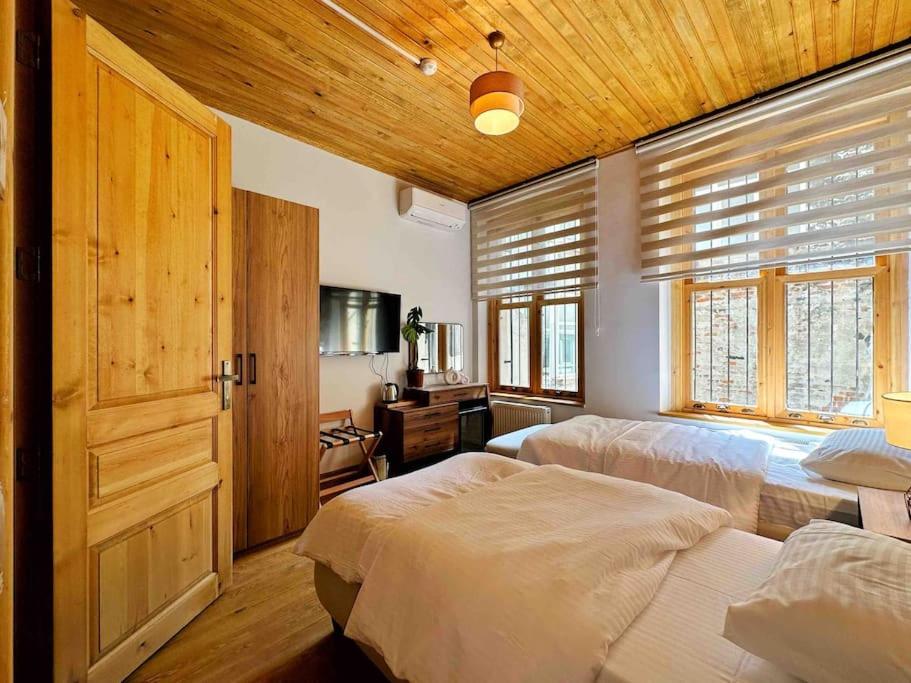 Five-Bedroom House photo 3