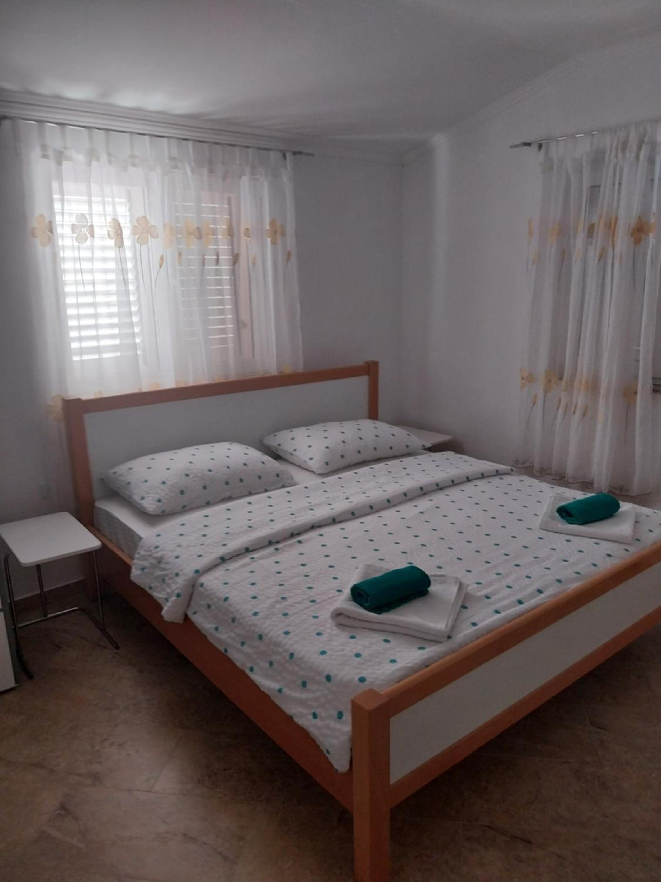 Deluxe One-Bedroom Apartment