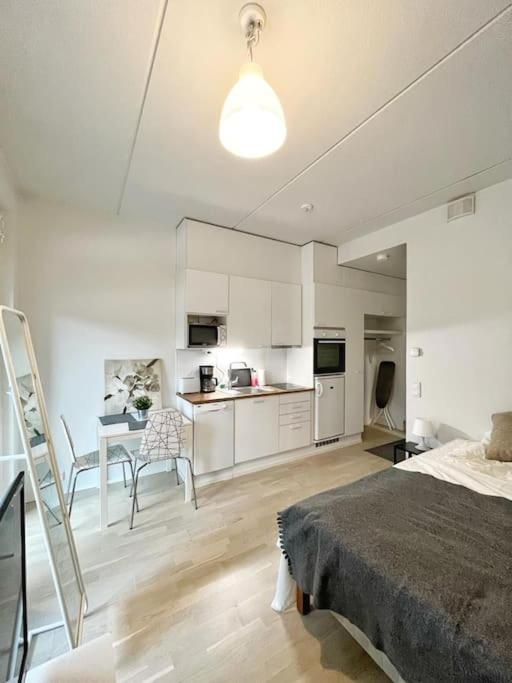 One-Bedroom Apartment photo 1
