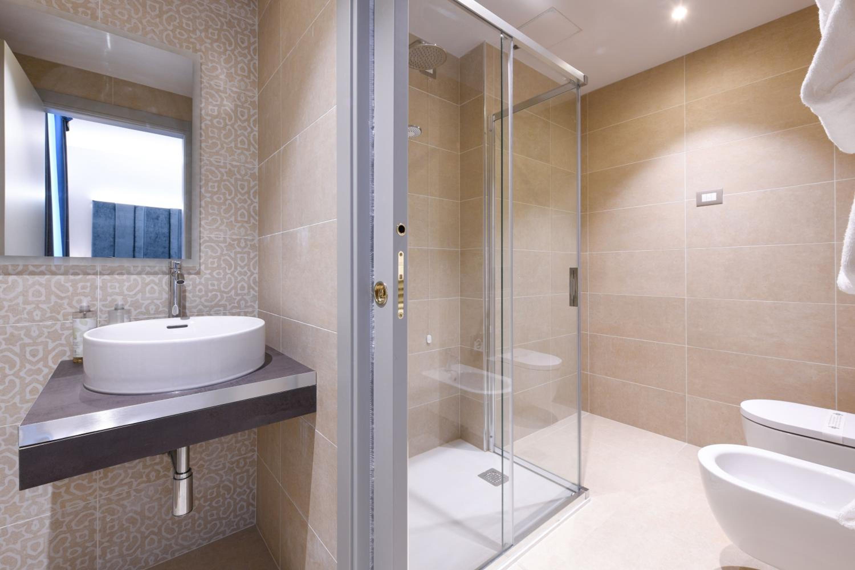 Standard Double Room - Photo 7