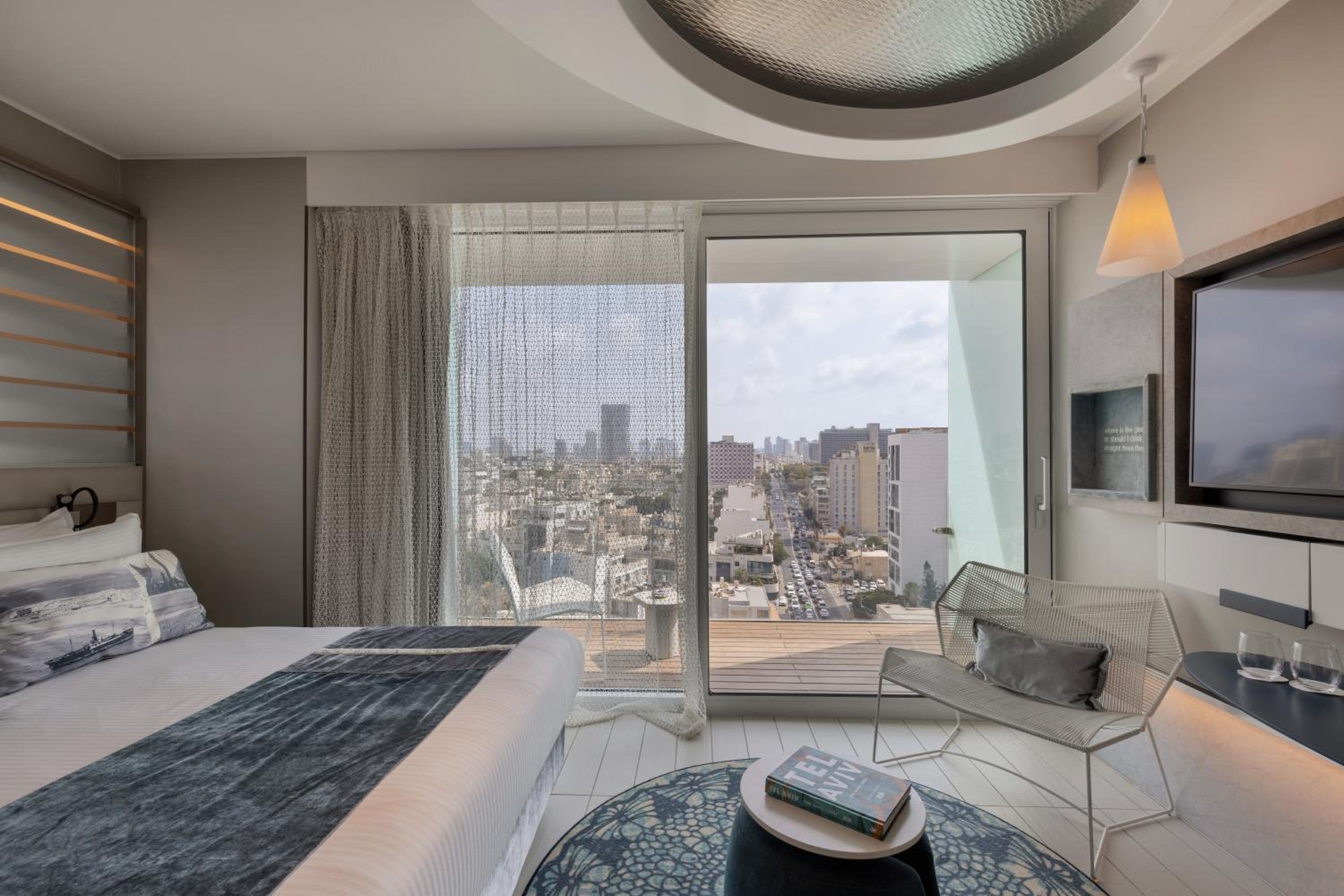 Port Deluxe Balcony with City View - Photo 3