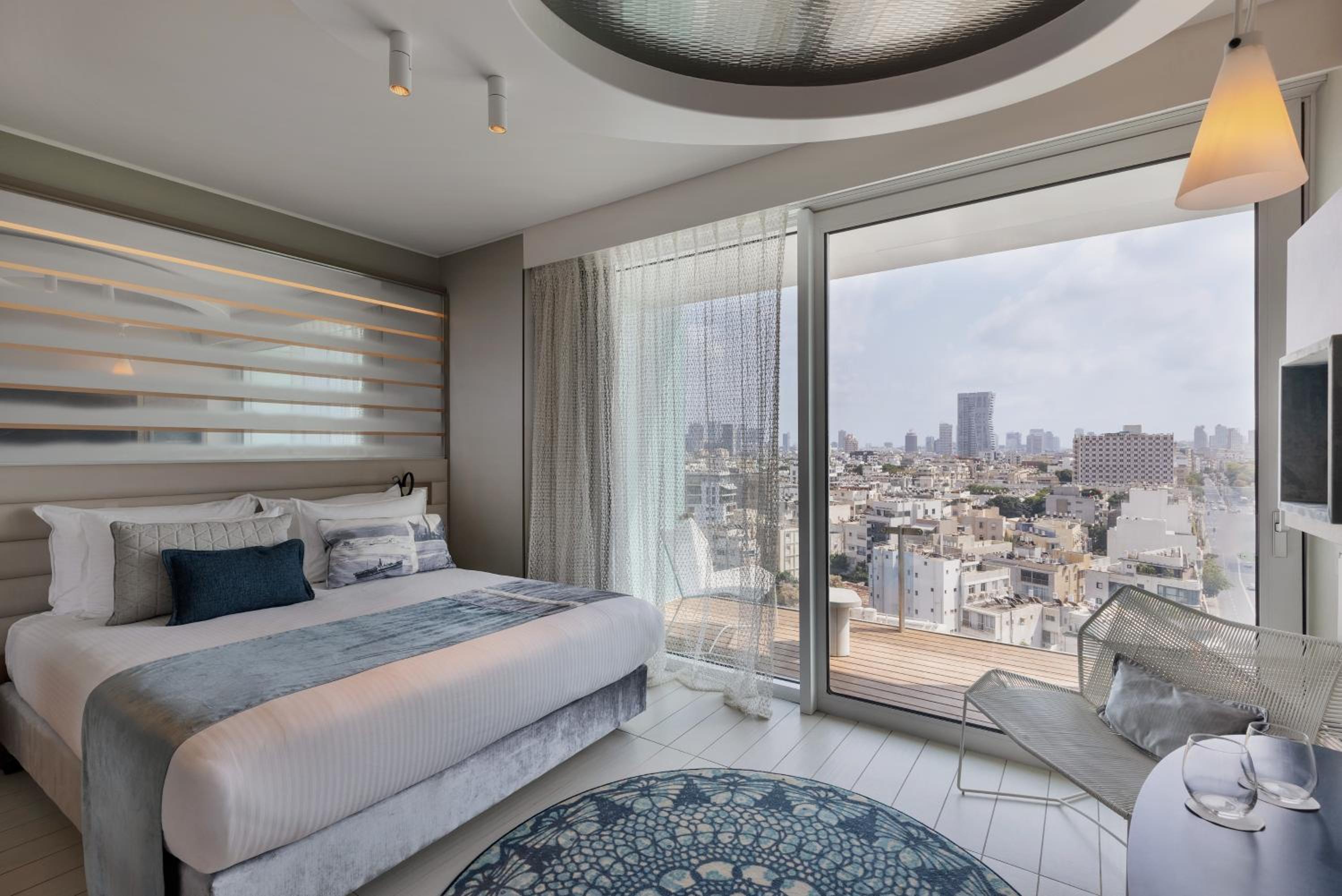 Port Deluxe Balcony with City View - Photo 4