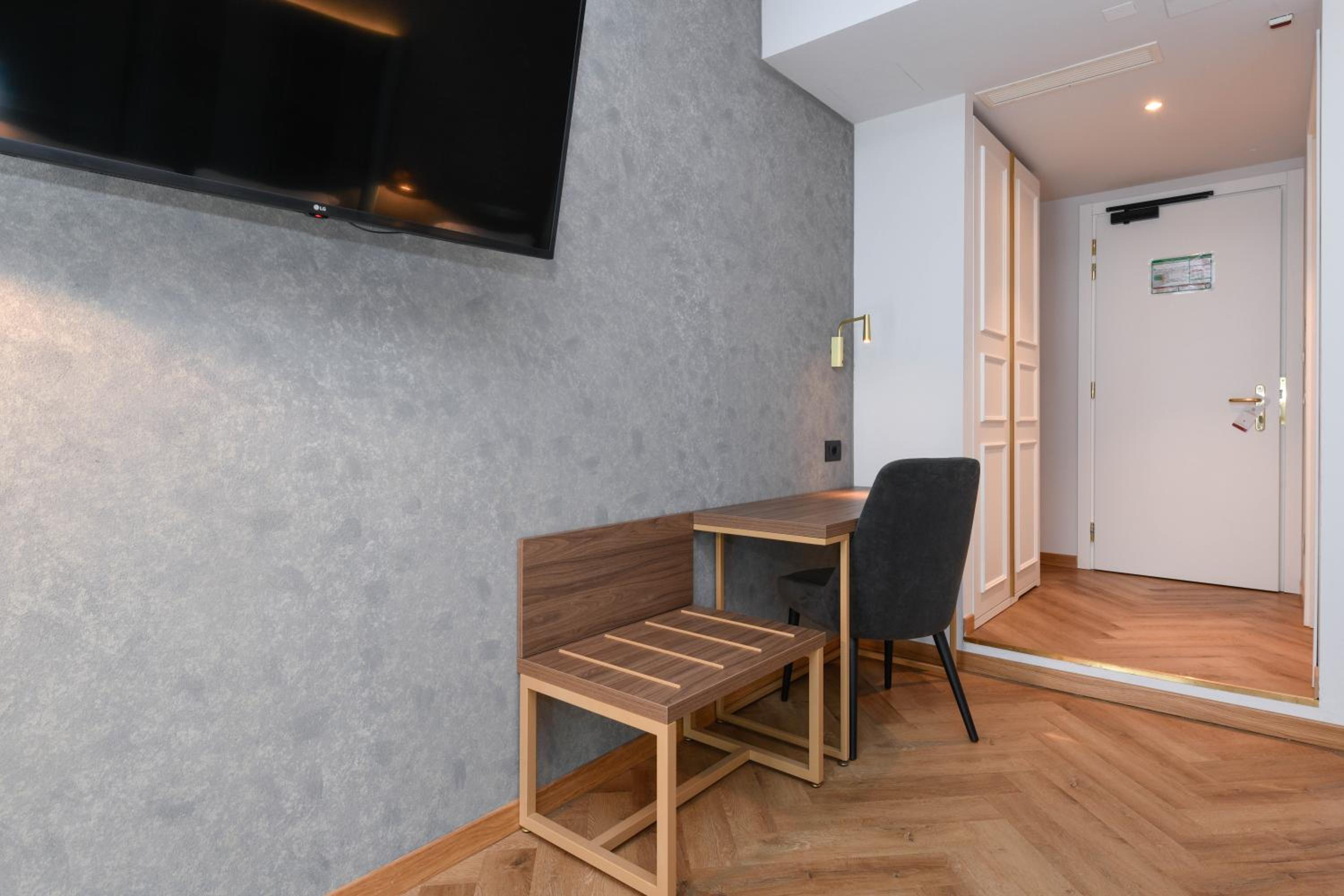 Classic Triple Room - Photo 14