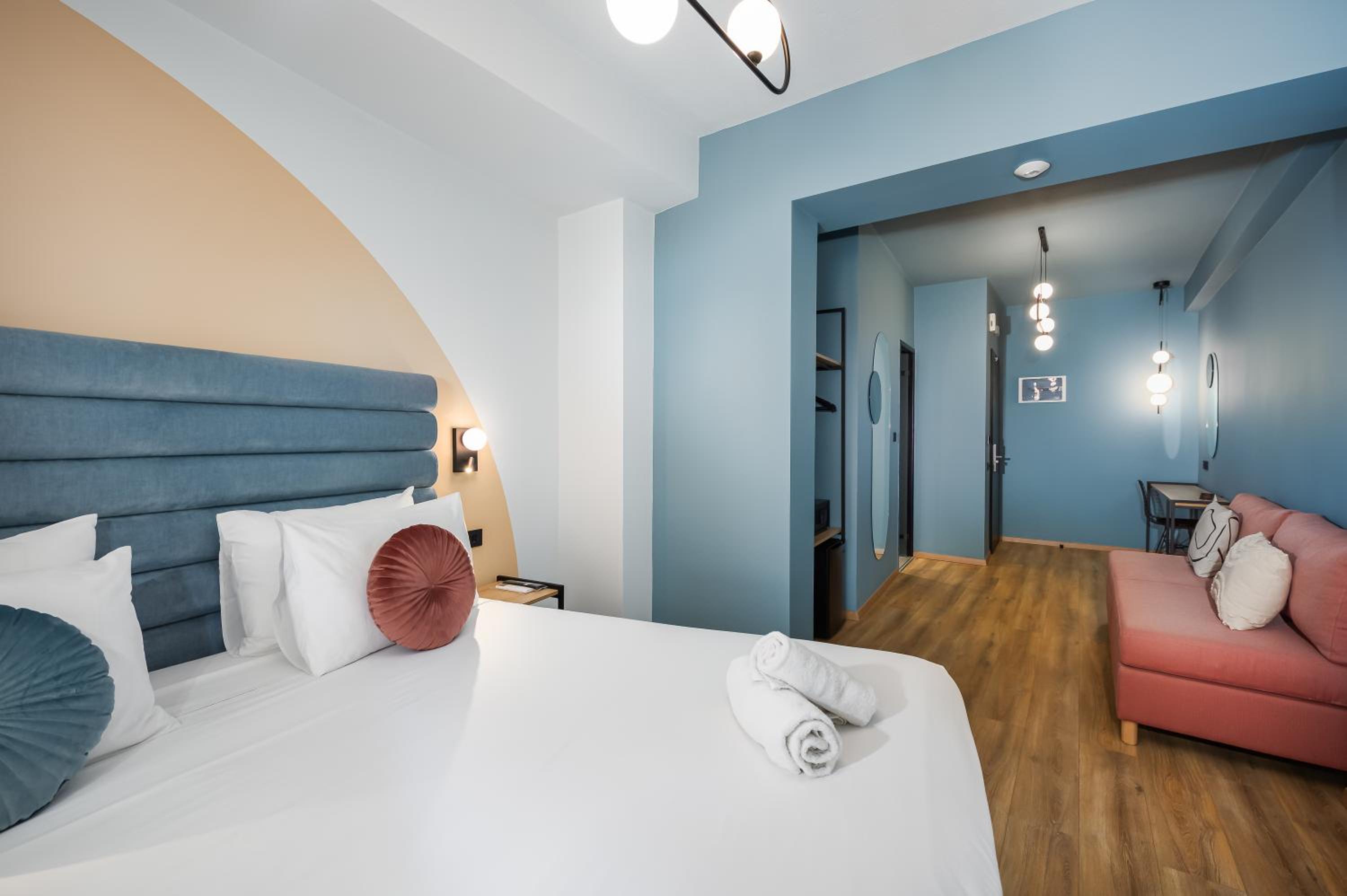 Junior Suite with Balcony - Photo 9