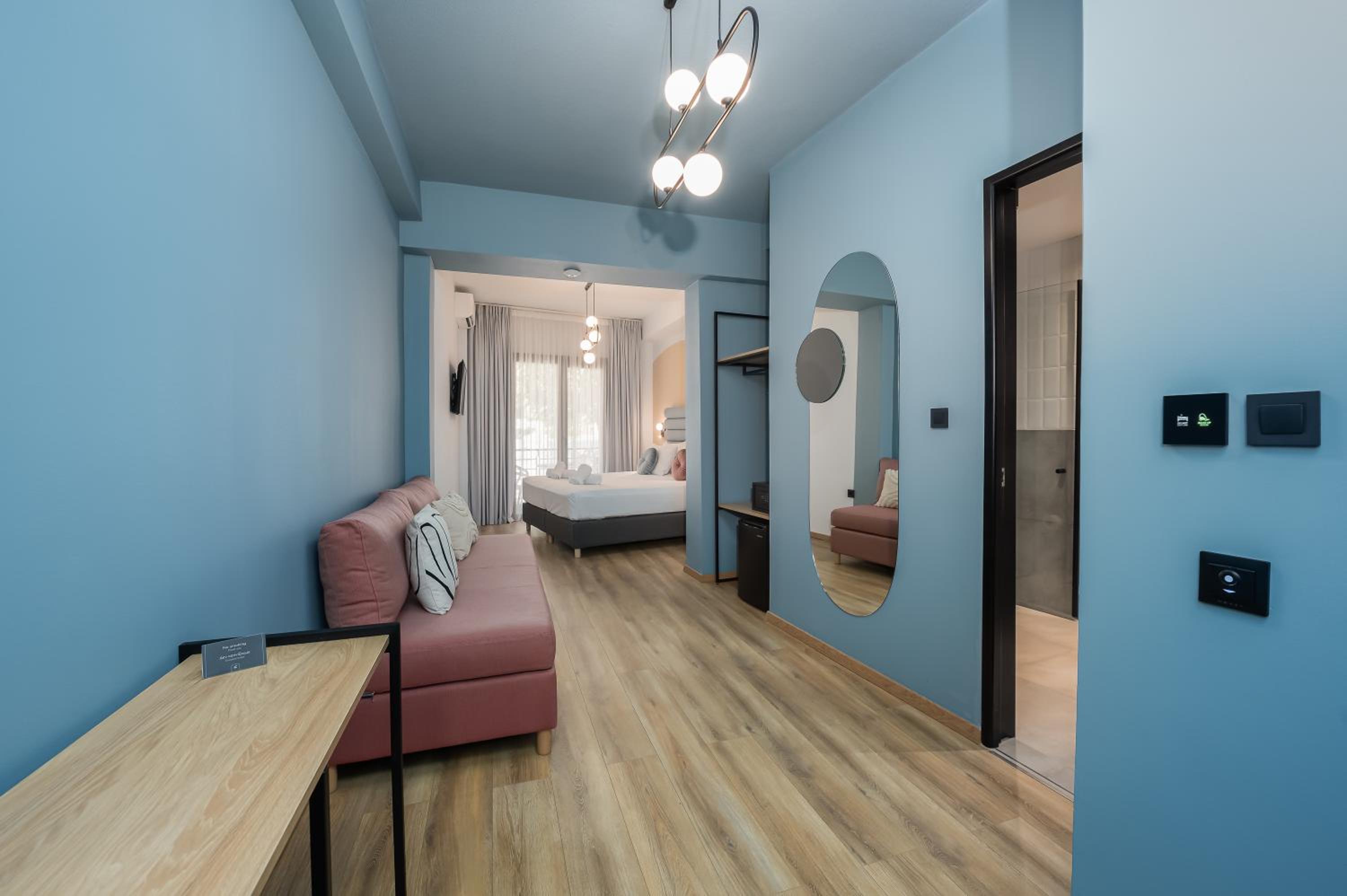 Junior Suite with Balcony - Photo 2