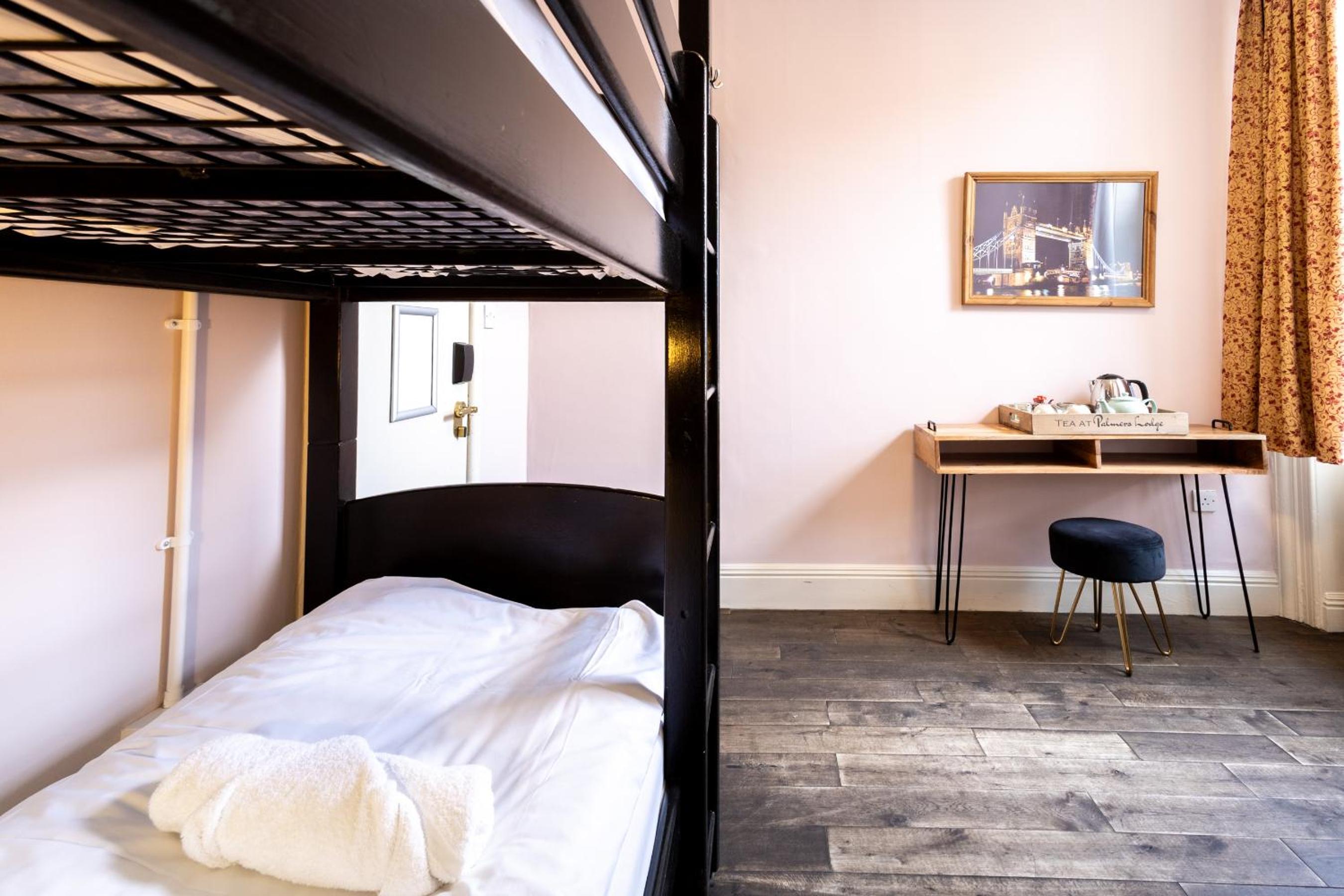 Private Twin Room with Private Bathroom photo 3