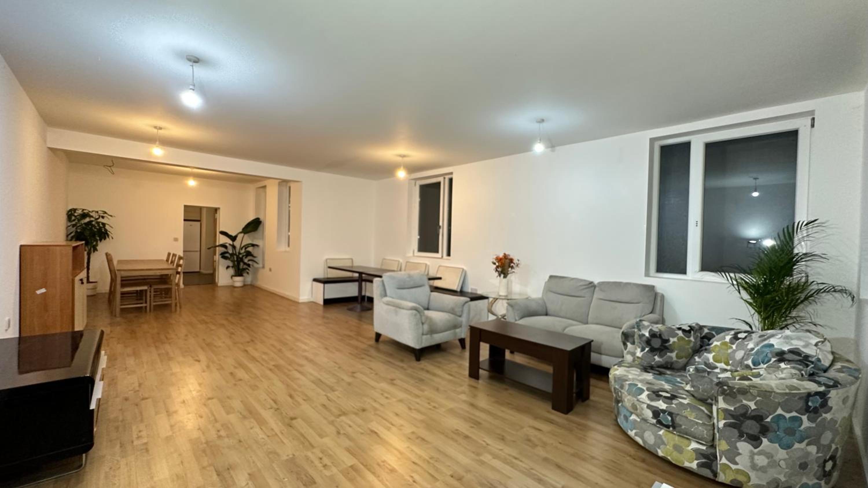 Seven-Bedroom House photo 2