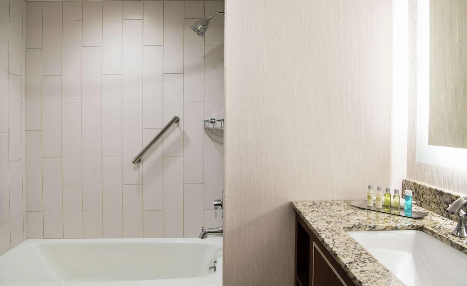 King Room with Bath Tub - Mobility Access - Photo 2
