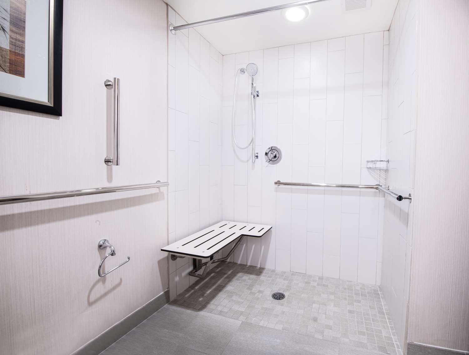 Queen Room with Two Queen Beds and Roll-In Shower - Mobility Access - Photo 7