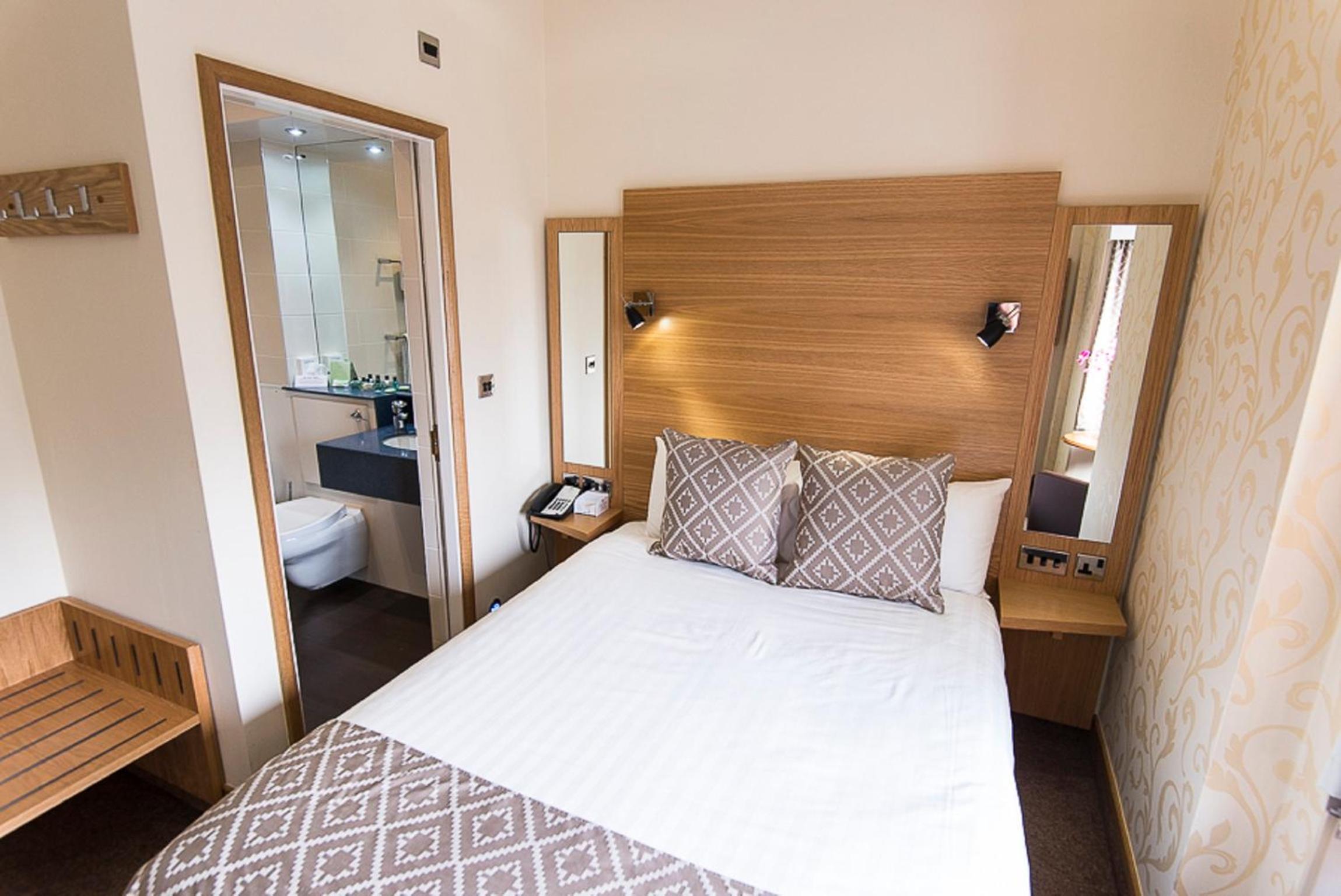 Budget Double Room - Photo 5