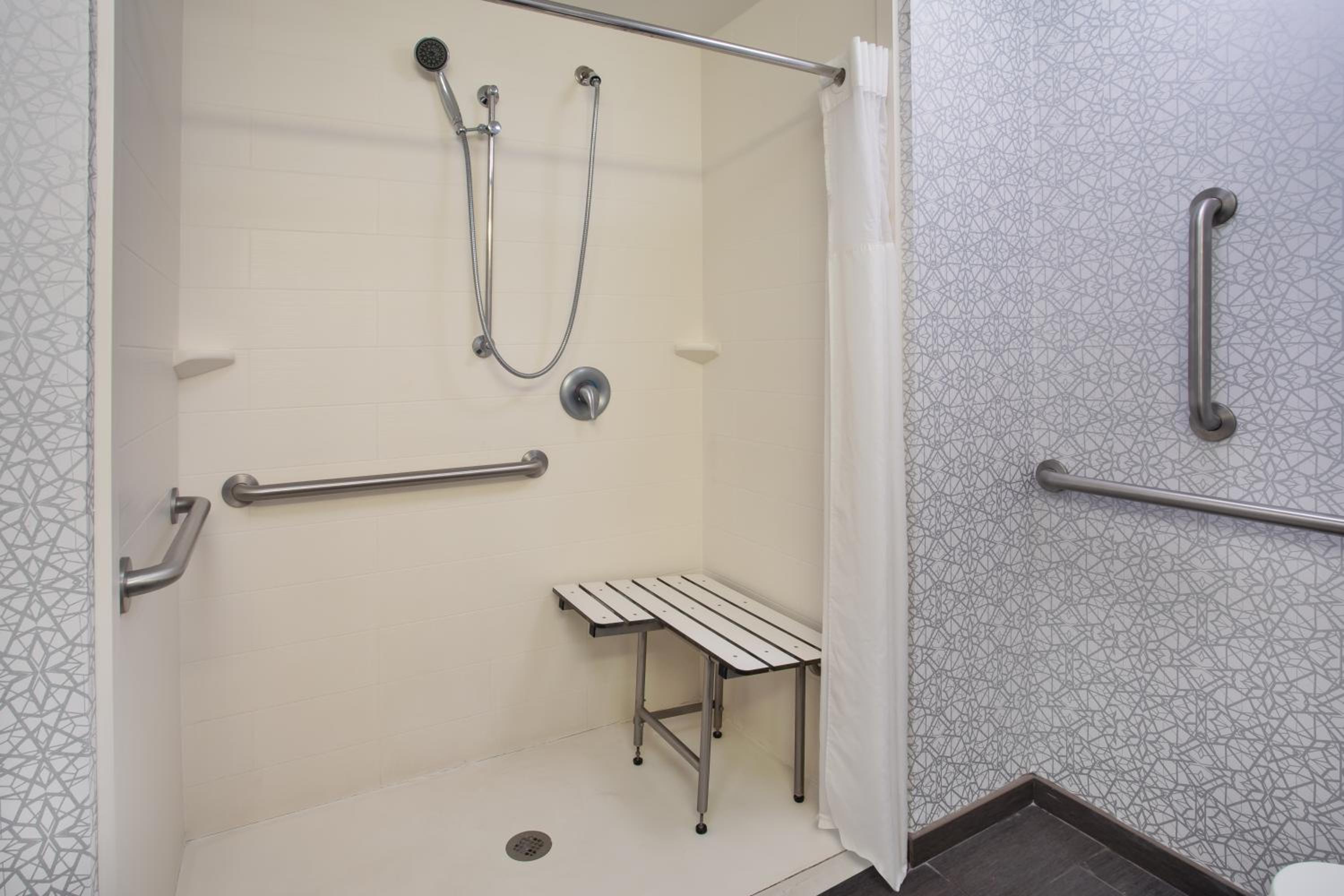 Queen Room with Two Queen Beds and Roll-In Shower - Mobility and Hearing Access/Non-Smoking - Photo 5