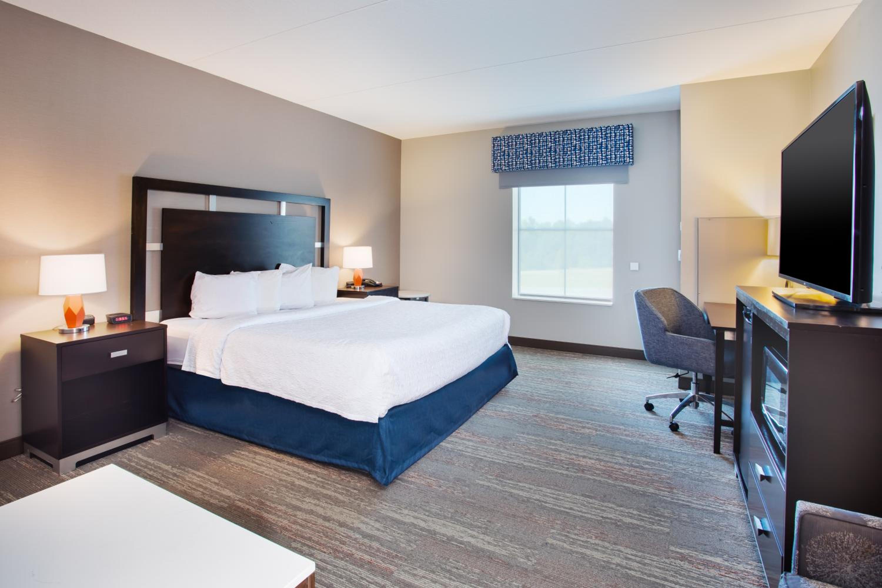 King Room with King Bed - Non-Smoking - Photo 5