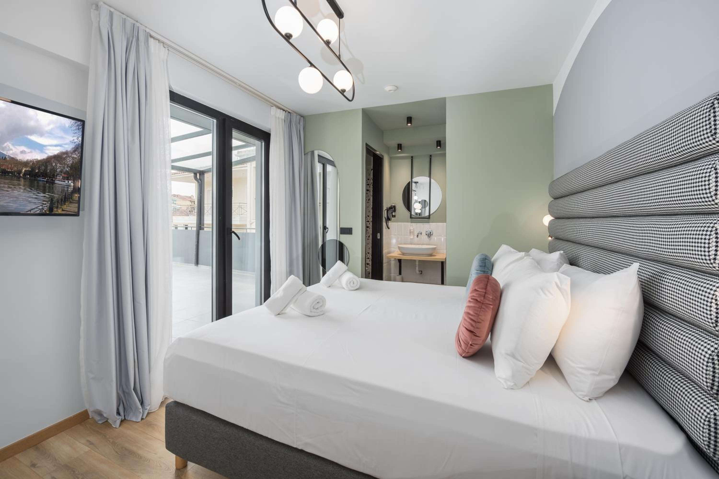 Penthouse Deluxe Room - Photo 4