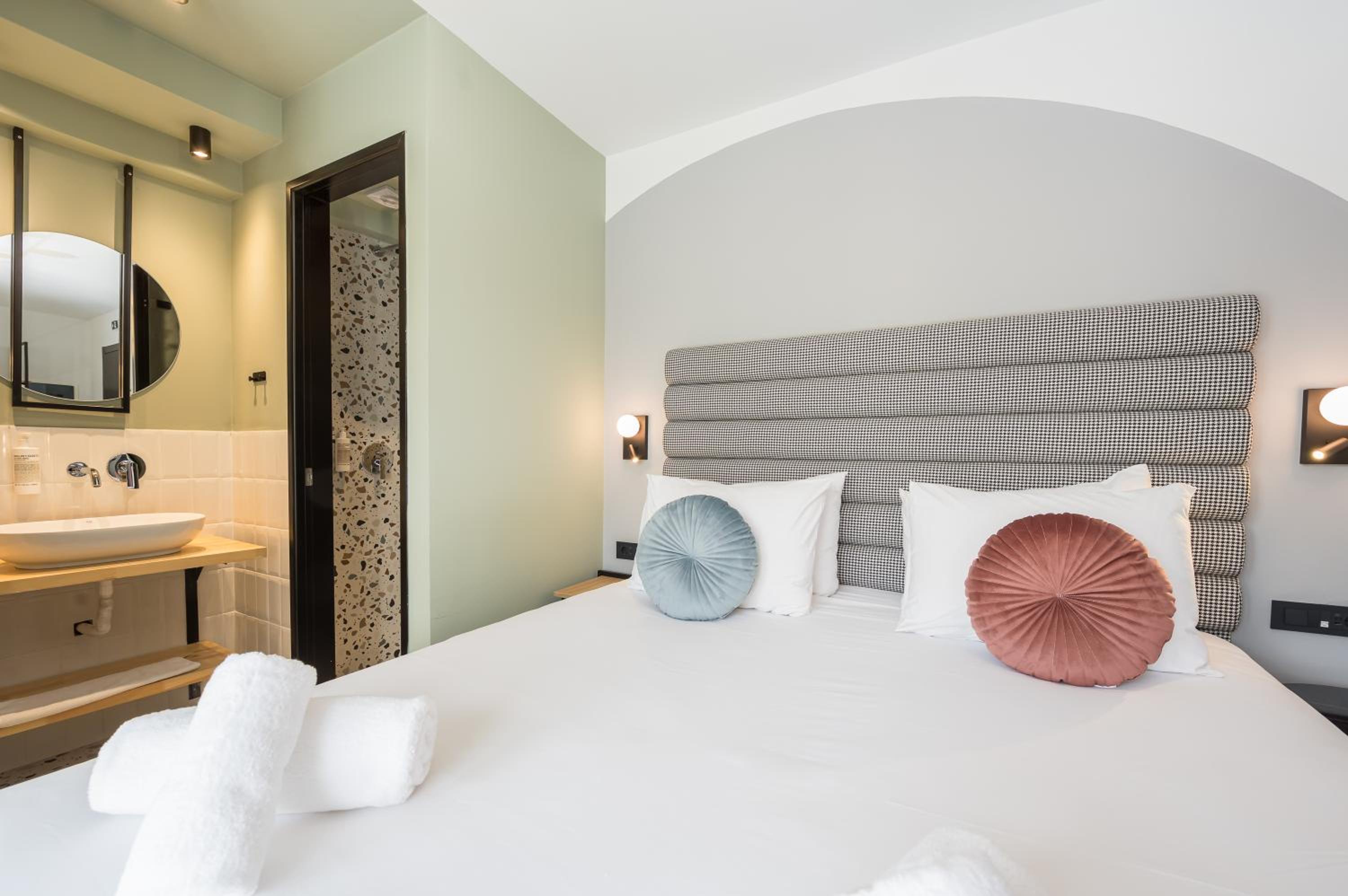 Penthouse Deluxe Room - Photo 3