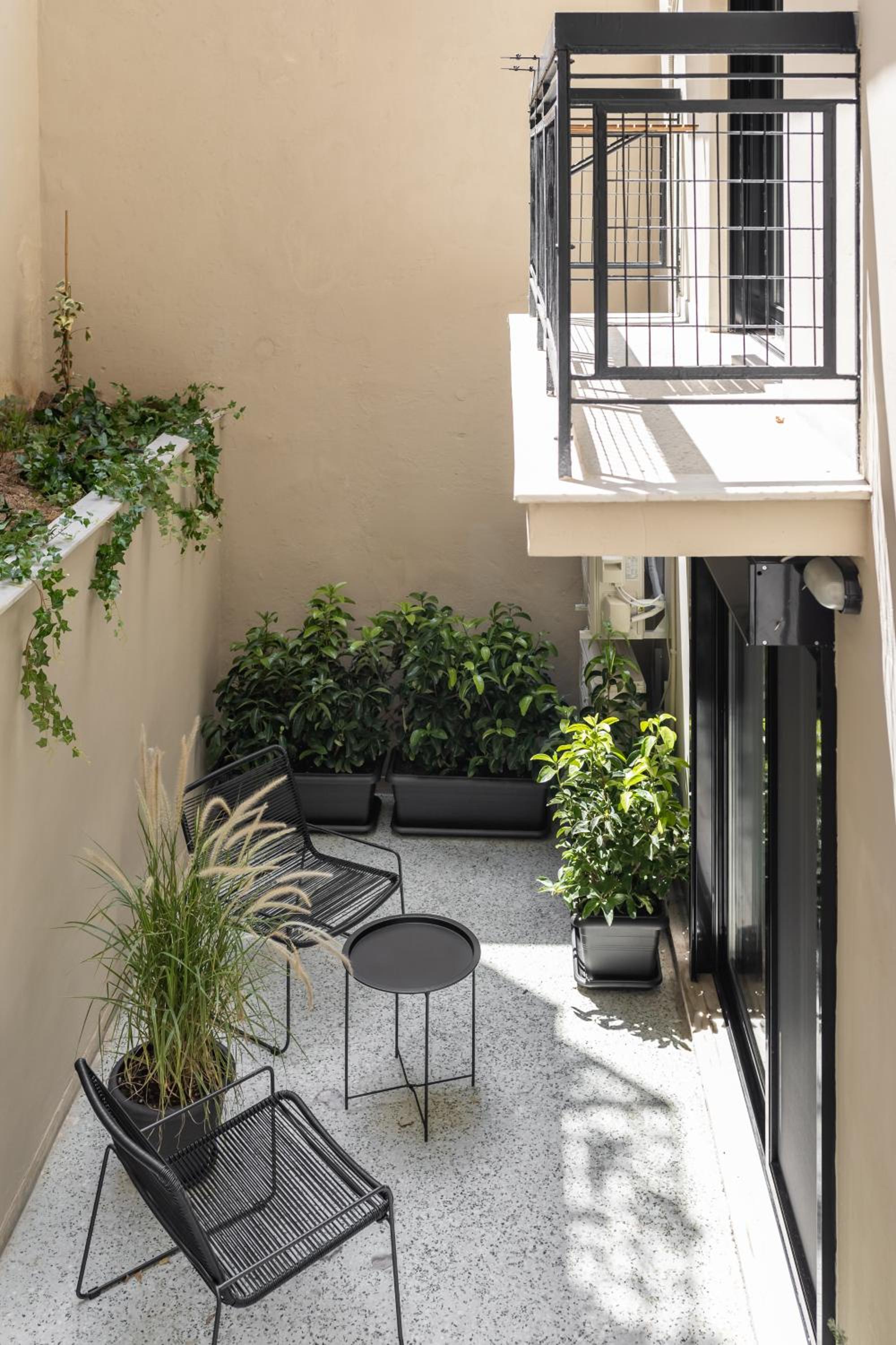 One Bedroom Apartment with Patio photo 3