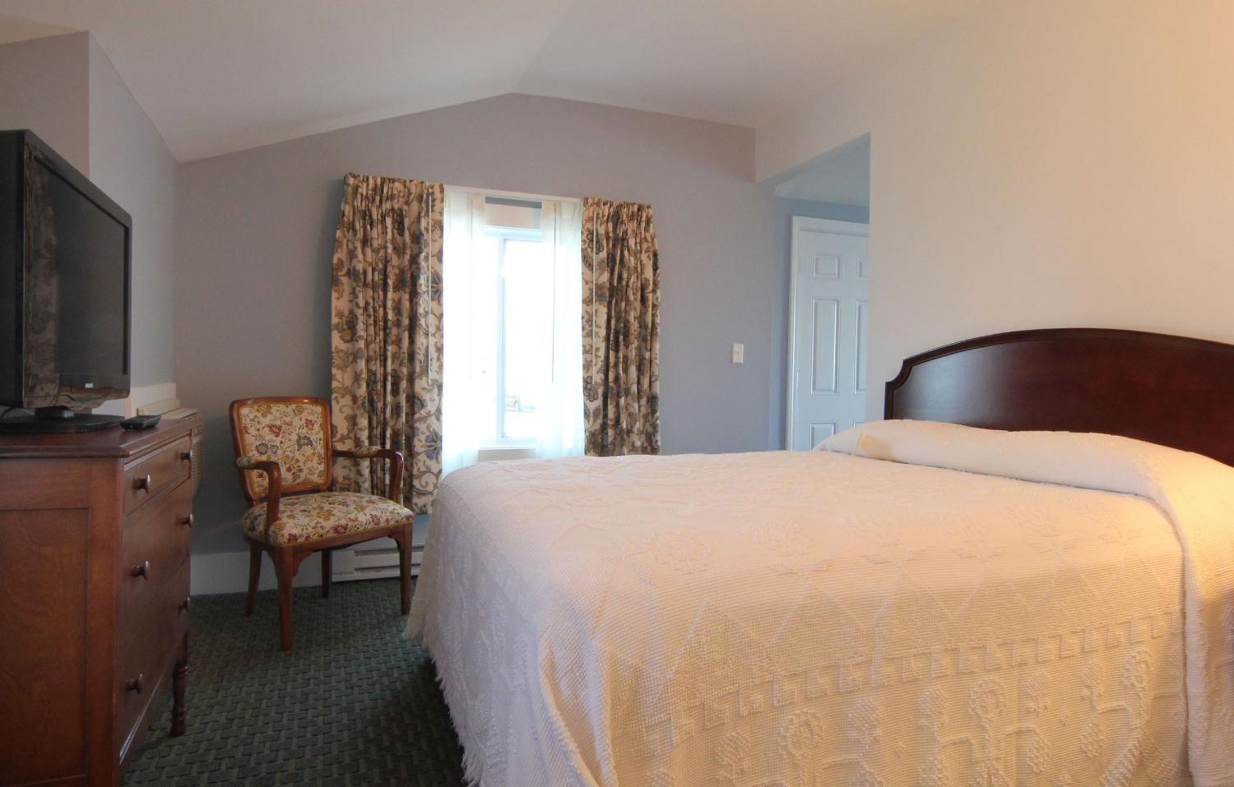 Queen Suite with Partial Ocean View - Main Inn Building photo 3