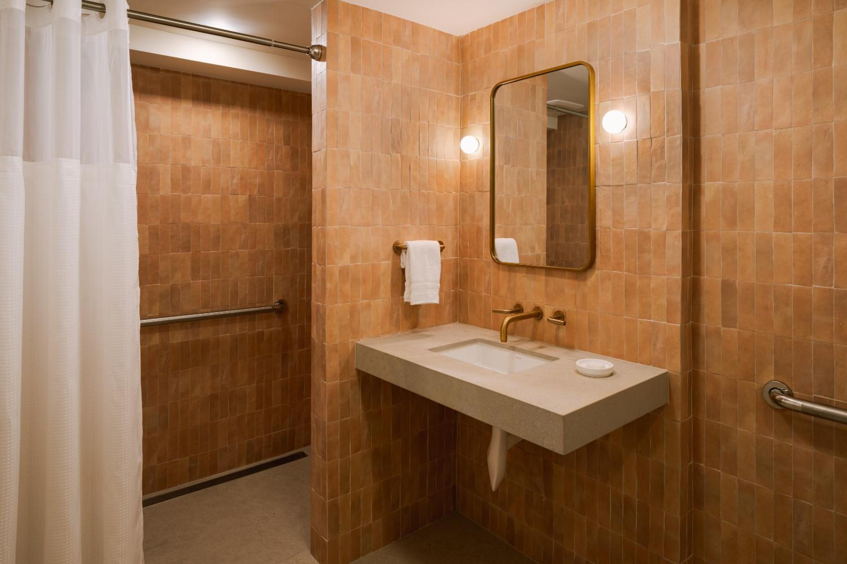 King Room - Disability Access - Photo 3