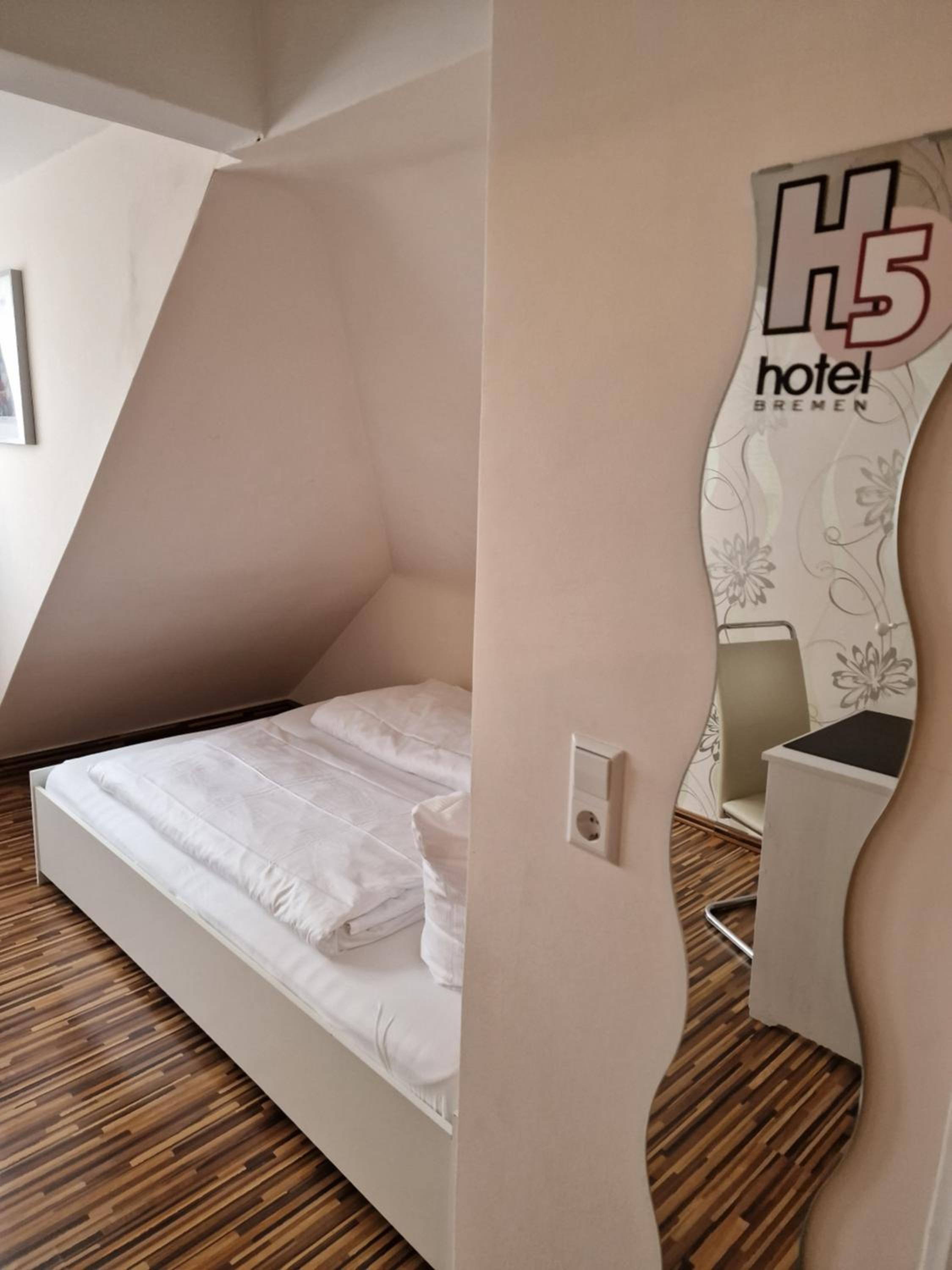 Standard Double Room - Photo 3