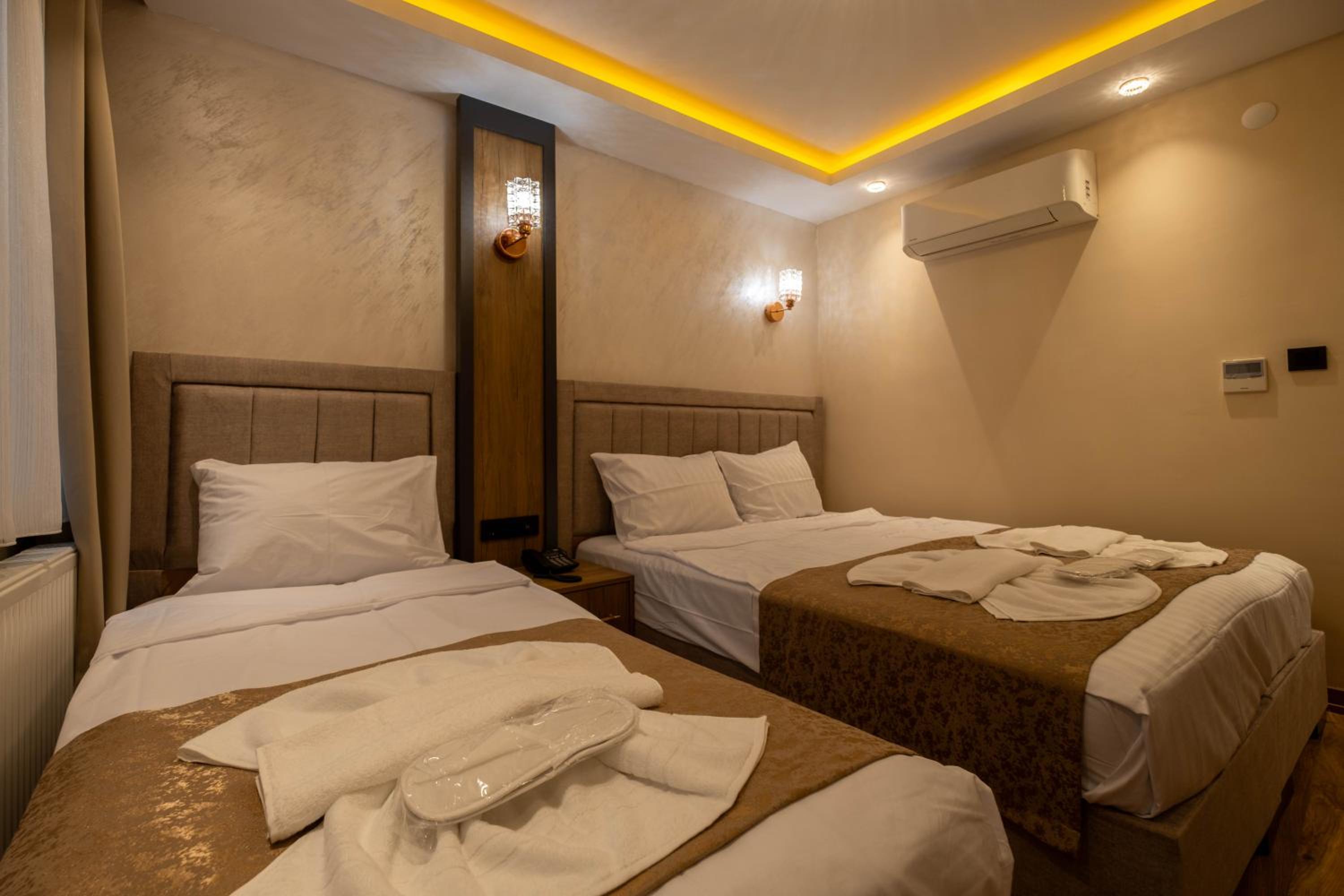 Economy Triple Room photo 3