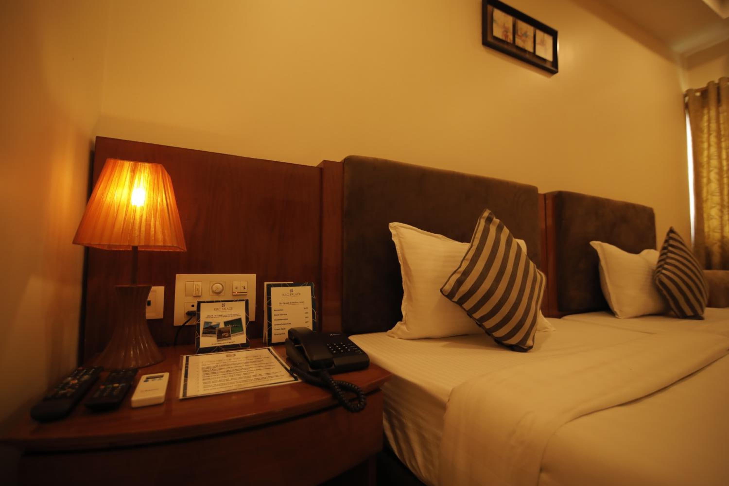 Deluxe Room - Photo 8