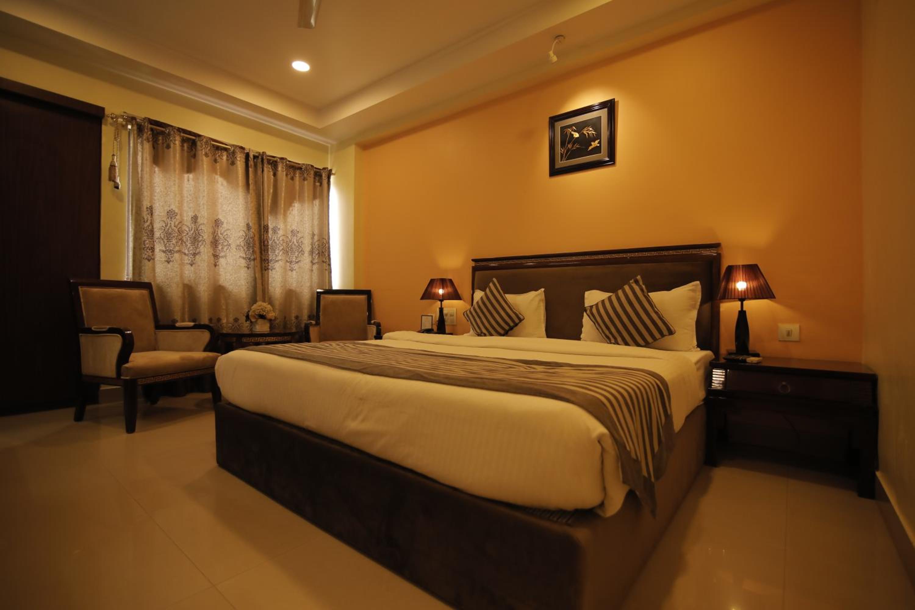 Elegant Room - Photo 6