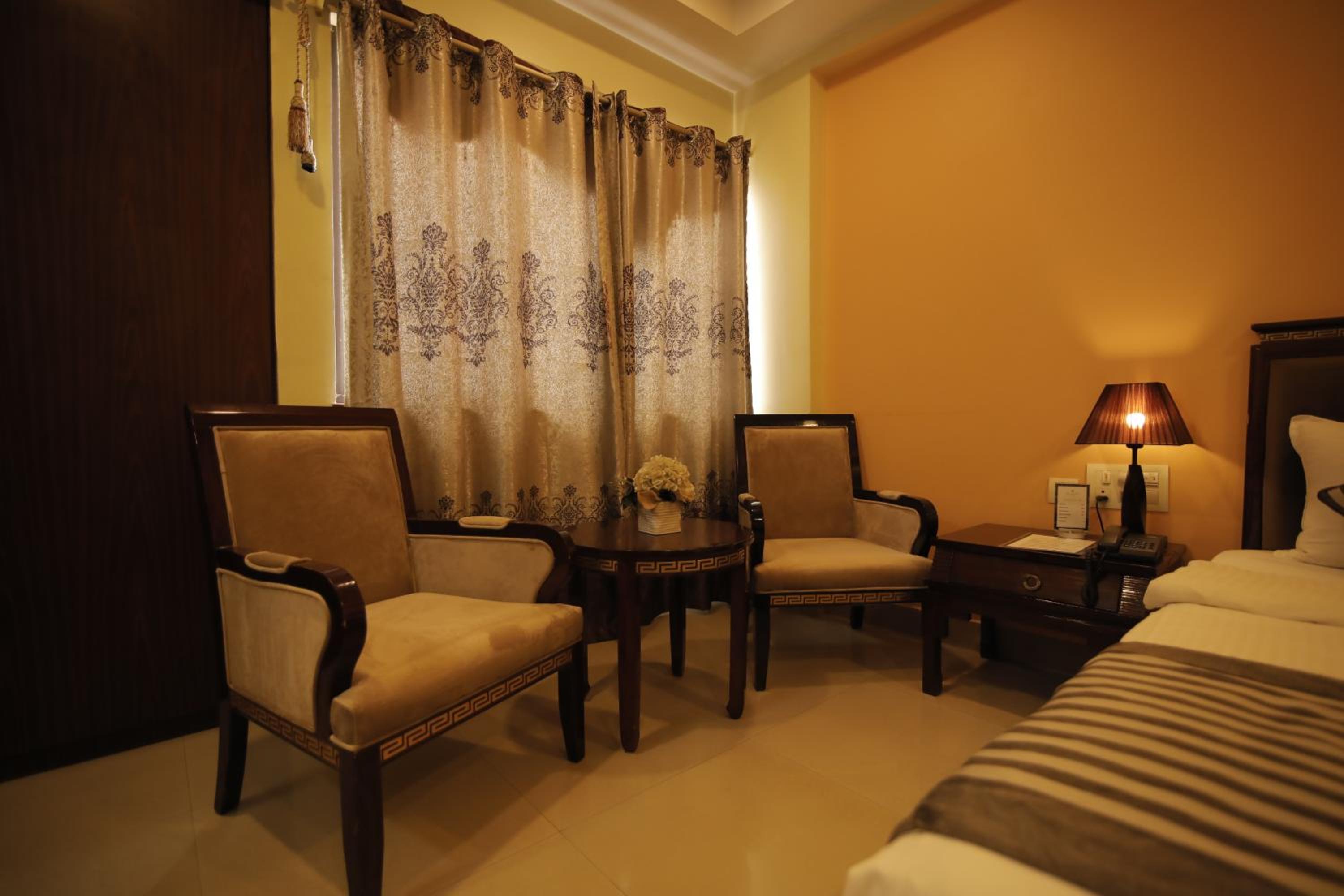 Elegant Room - Photo 2