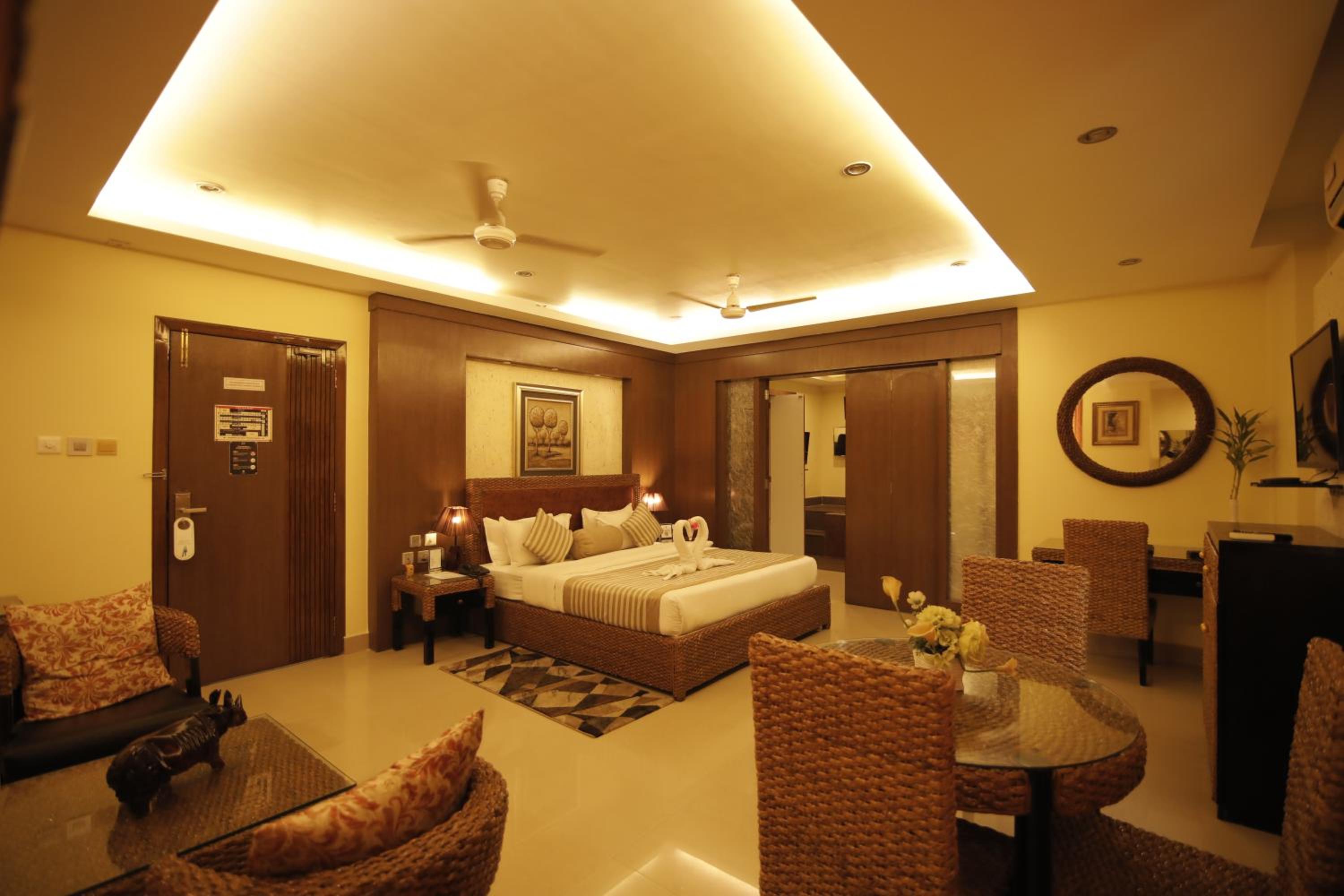 Suite - Photo 18