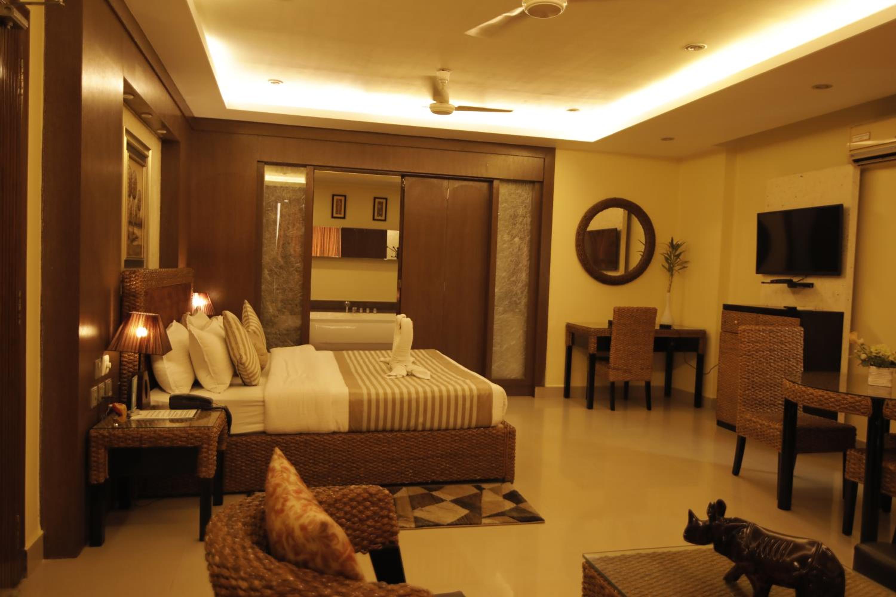 Suite - Photo 11