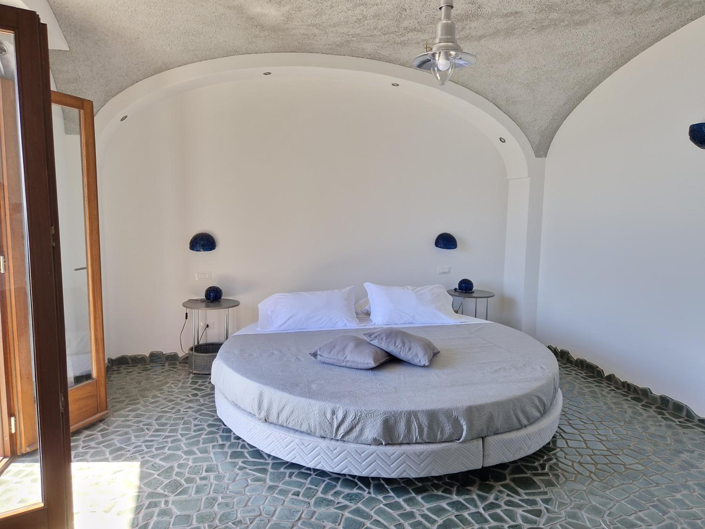 Deluxe Double Room with Balcony and Sea View - Photo 3