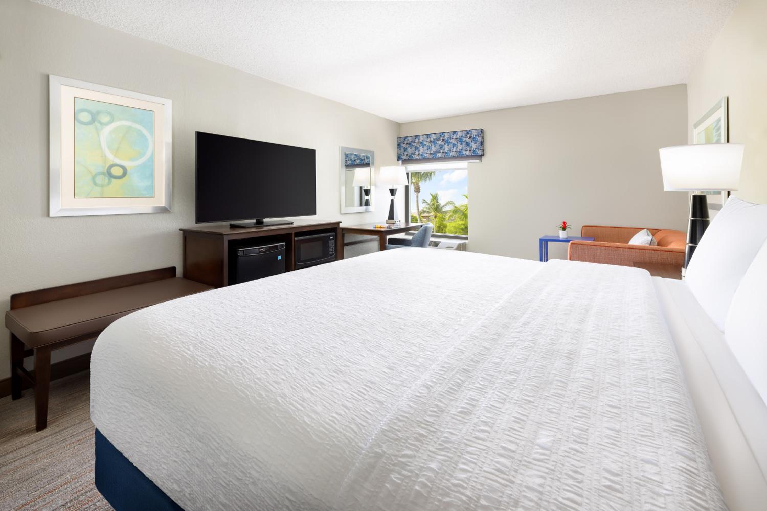 King Room with Sofa Bed - Non-Smoking - Photo 13