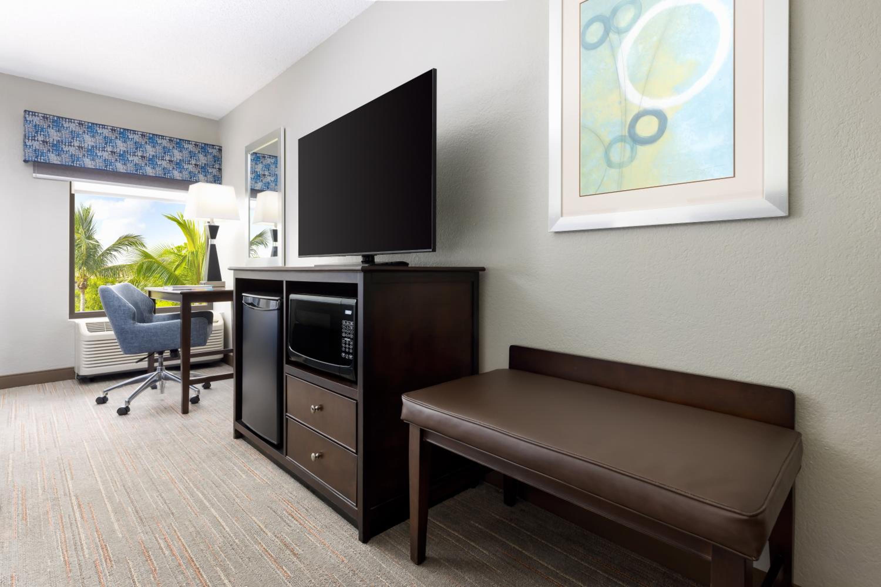 King Room with Sofa Bed - Non-Smoking - Photo 2