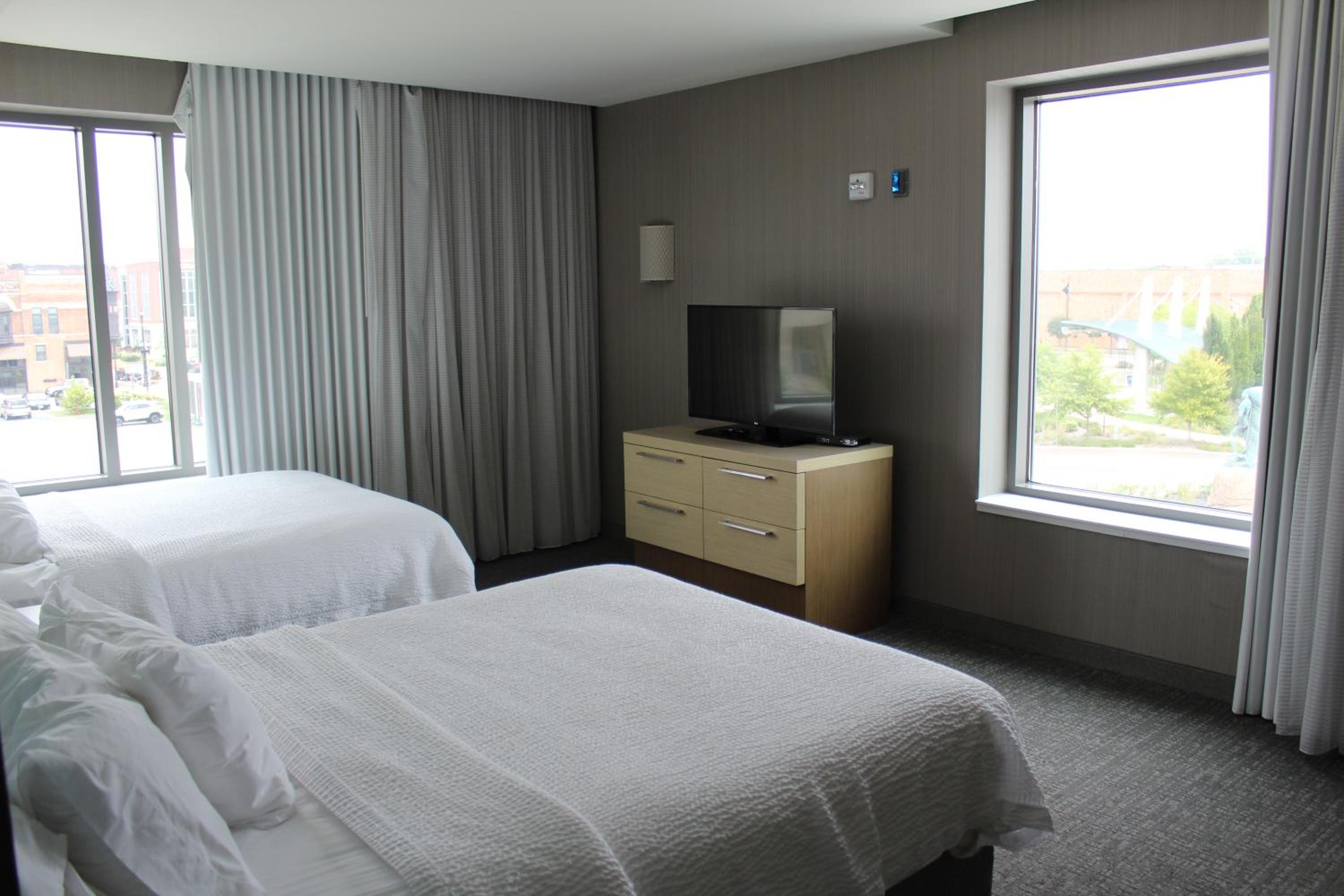 Queen Suite with Sofa Bed photo 3