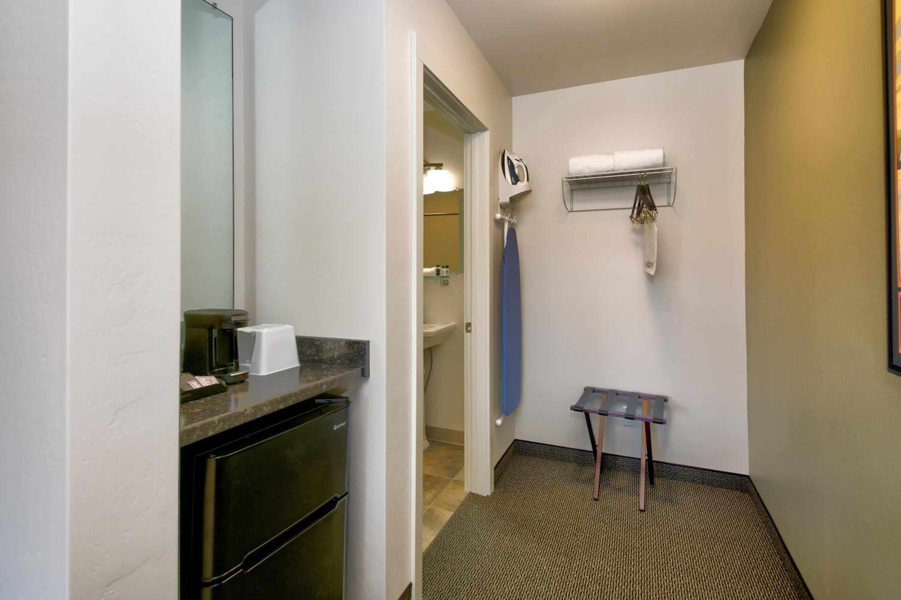 Deluxe King Room photo 1