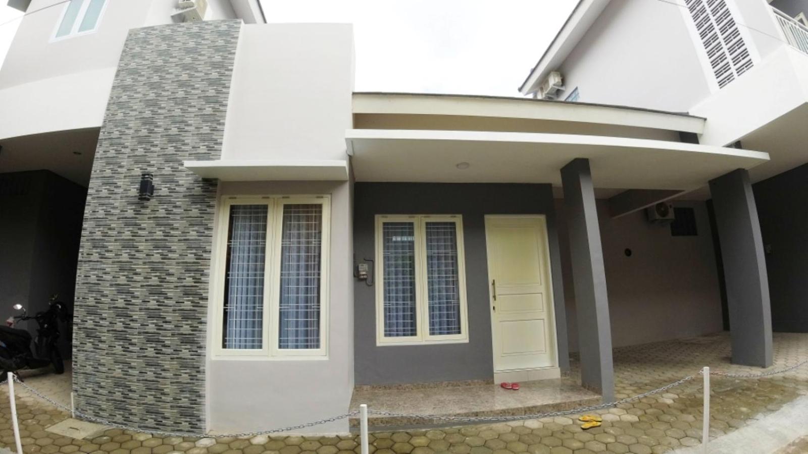 Three-Bedroom House - Photo 2