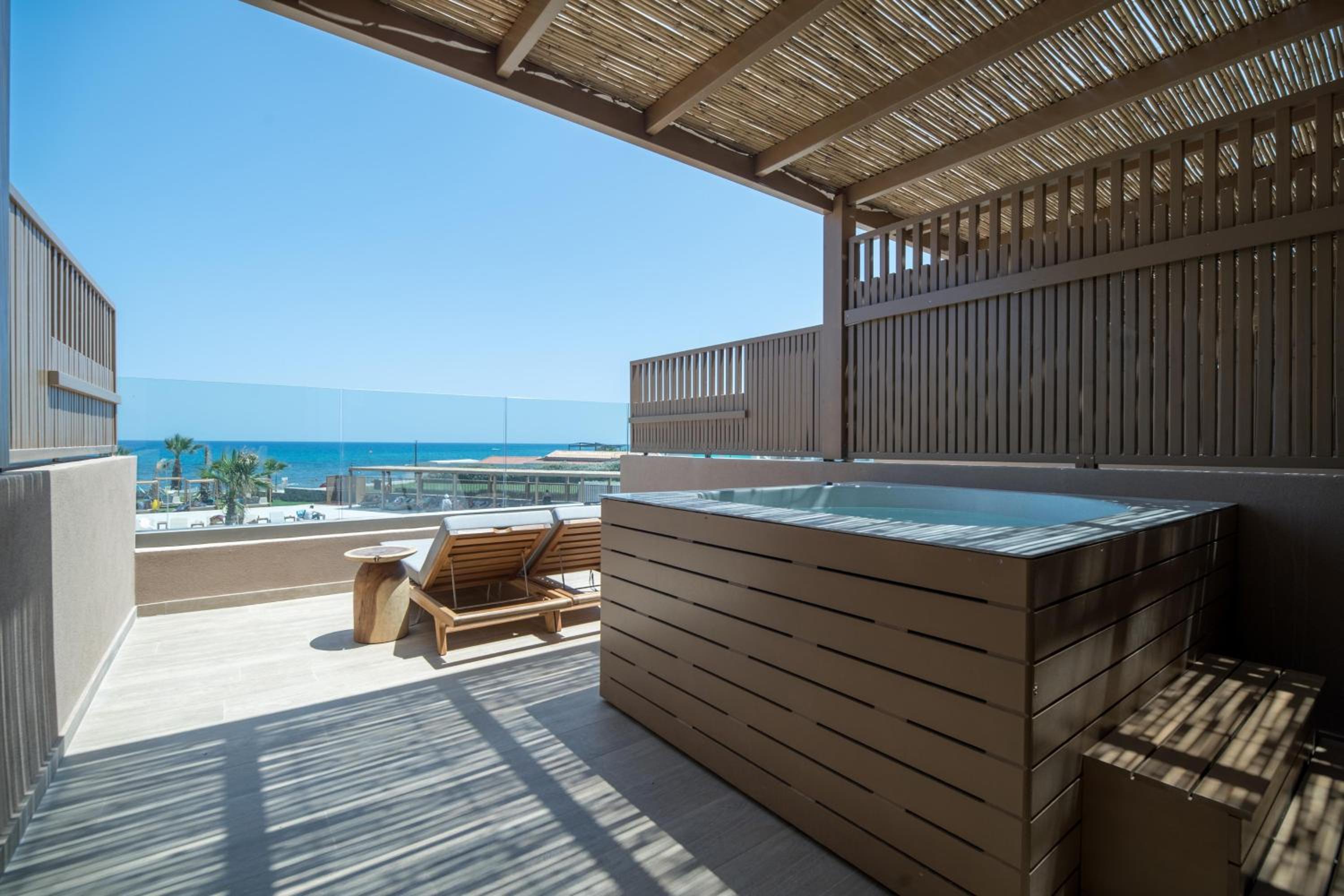 Petite Suite with Outdoor Hot Tub - Photo 14