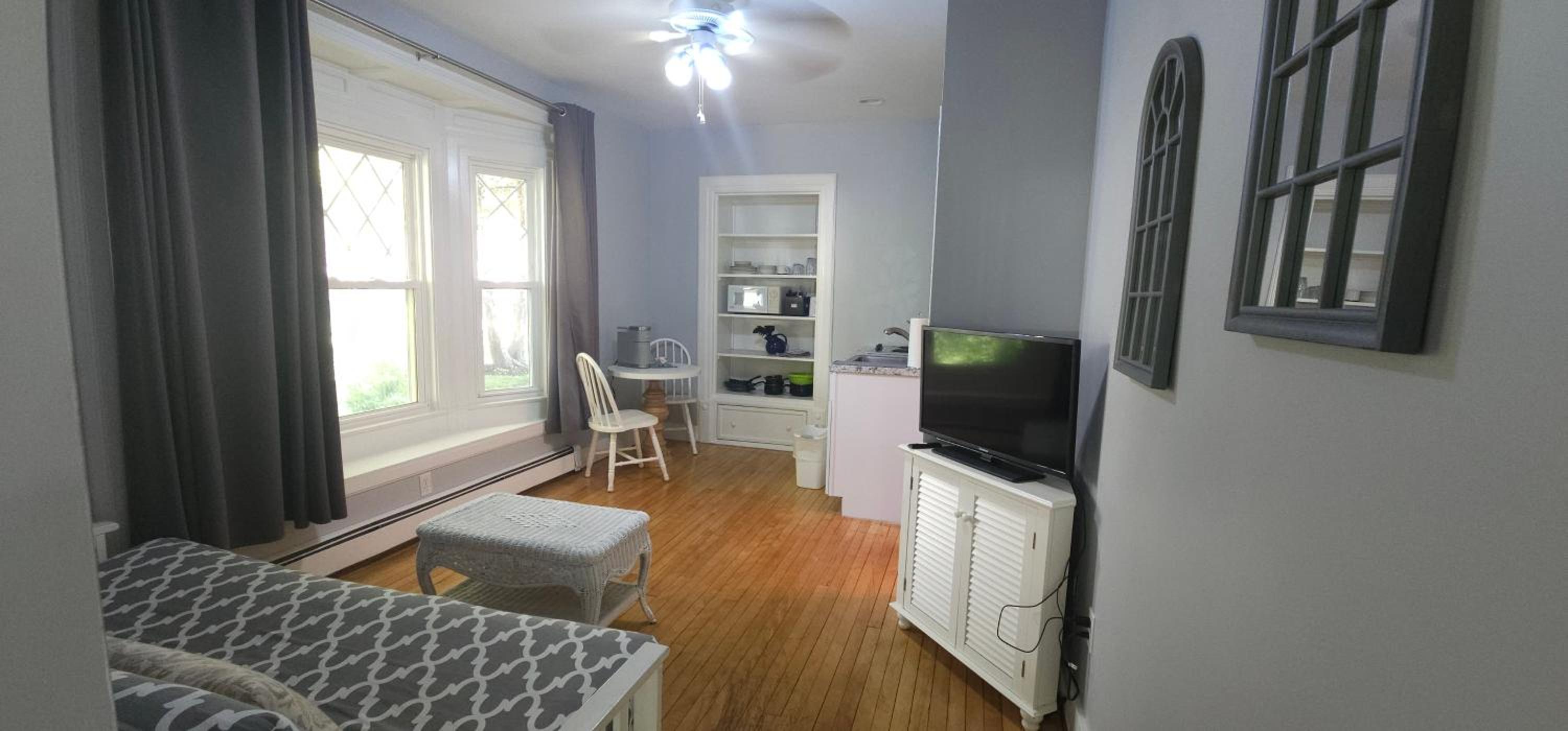 Queen Suite - Photo 11