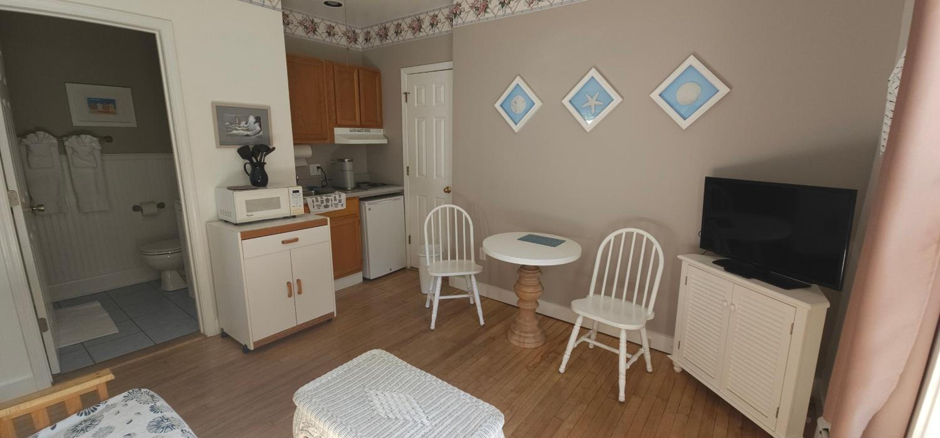 Queen Suite - Photo 10