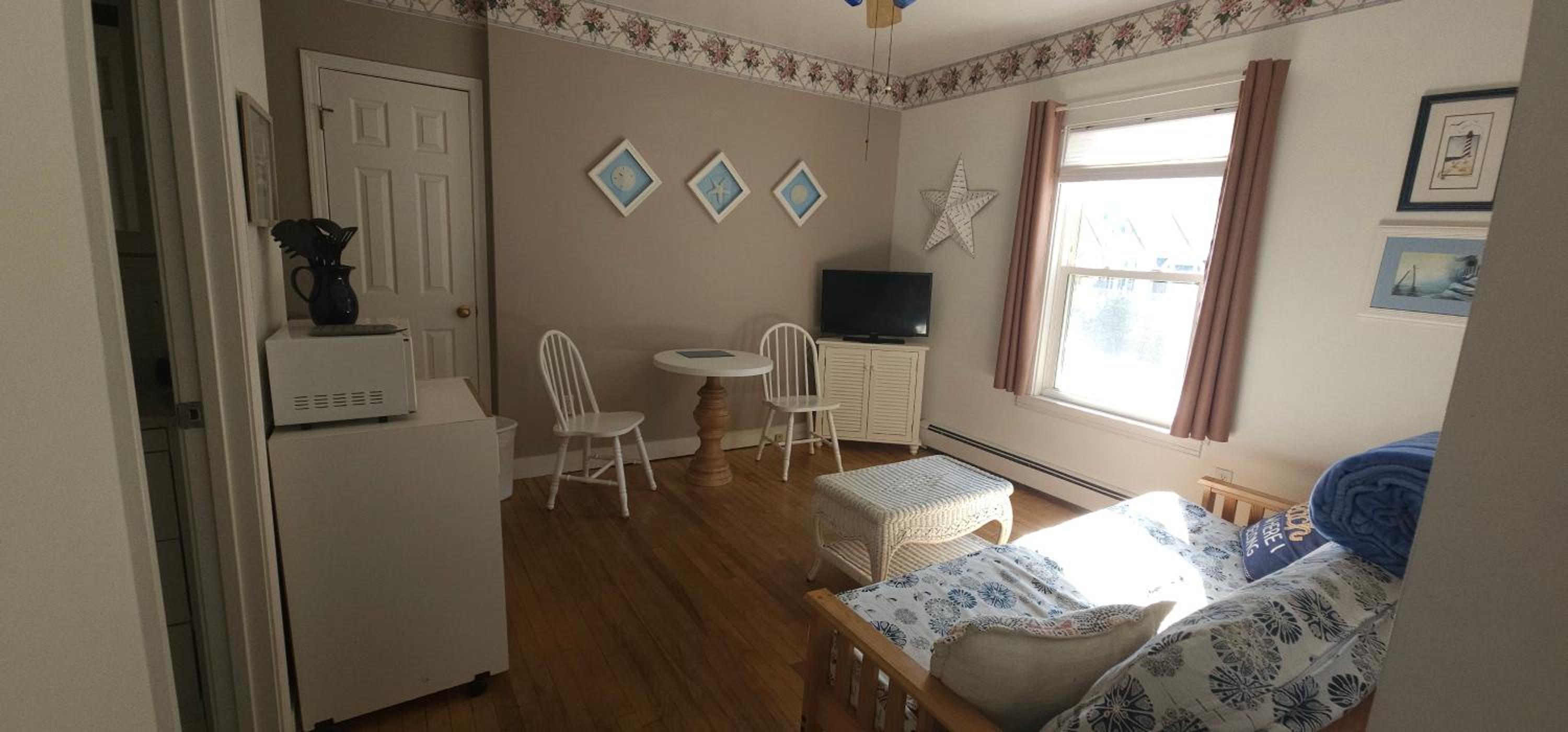 Queen Suite - Photo 8