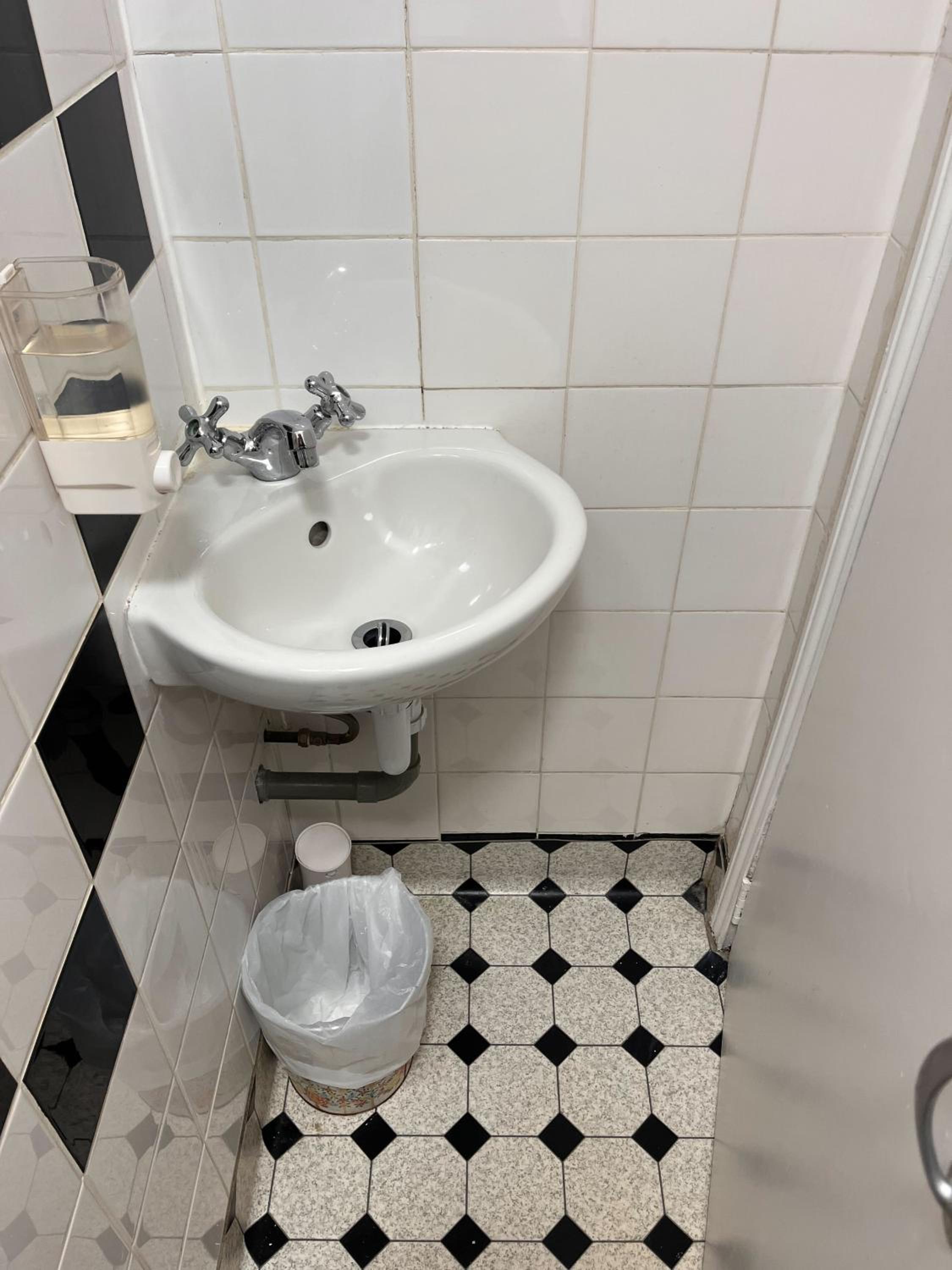 Single Room with Shared Bathroom photo 2