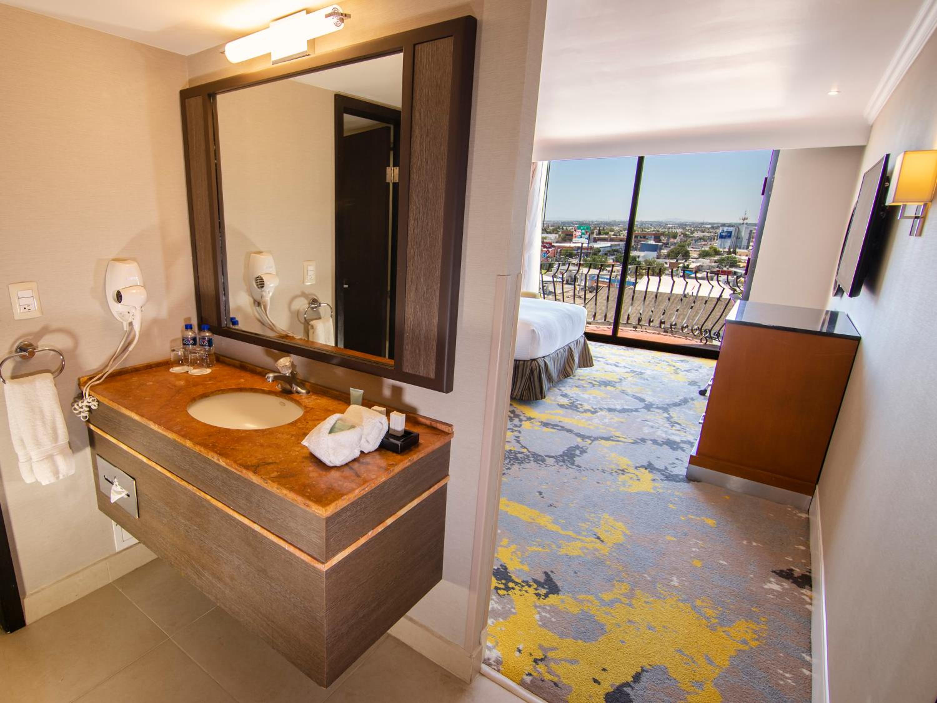 Deluxe Double Room with Balcony (newly renovated) photo 2
