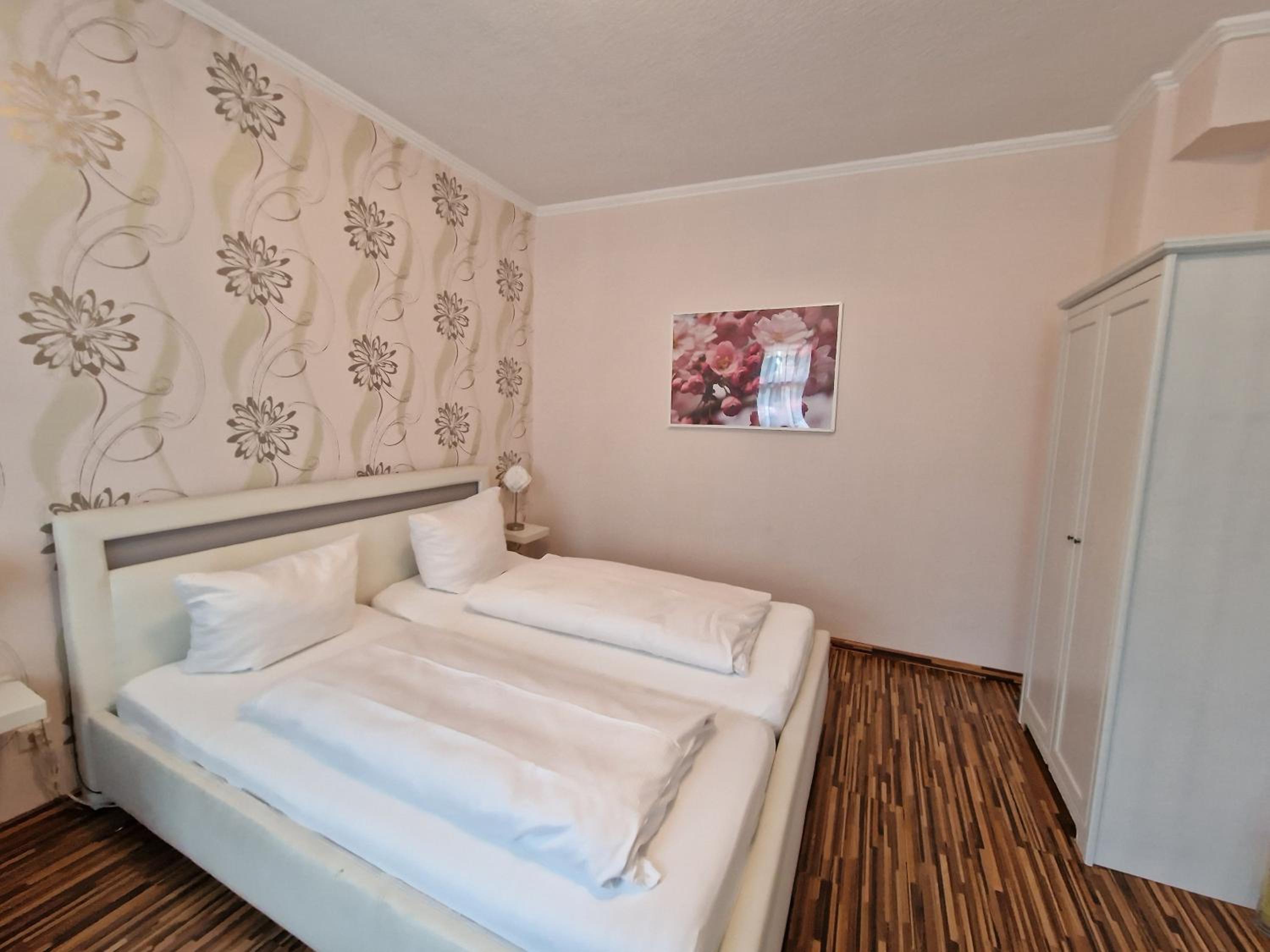 Standard Double Room - Photo 8