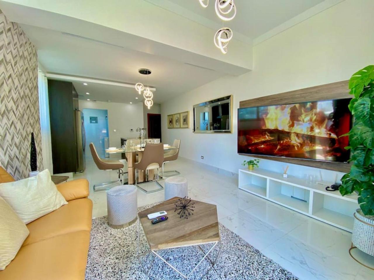 Deluxe One-Bedroom Apartment with City View photo 1