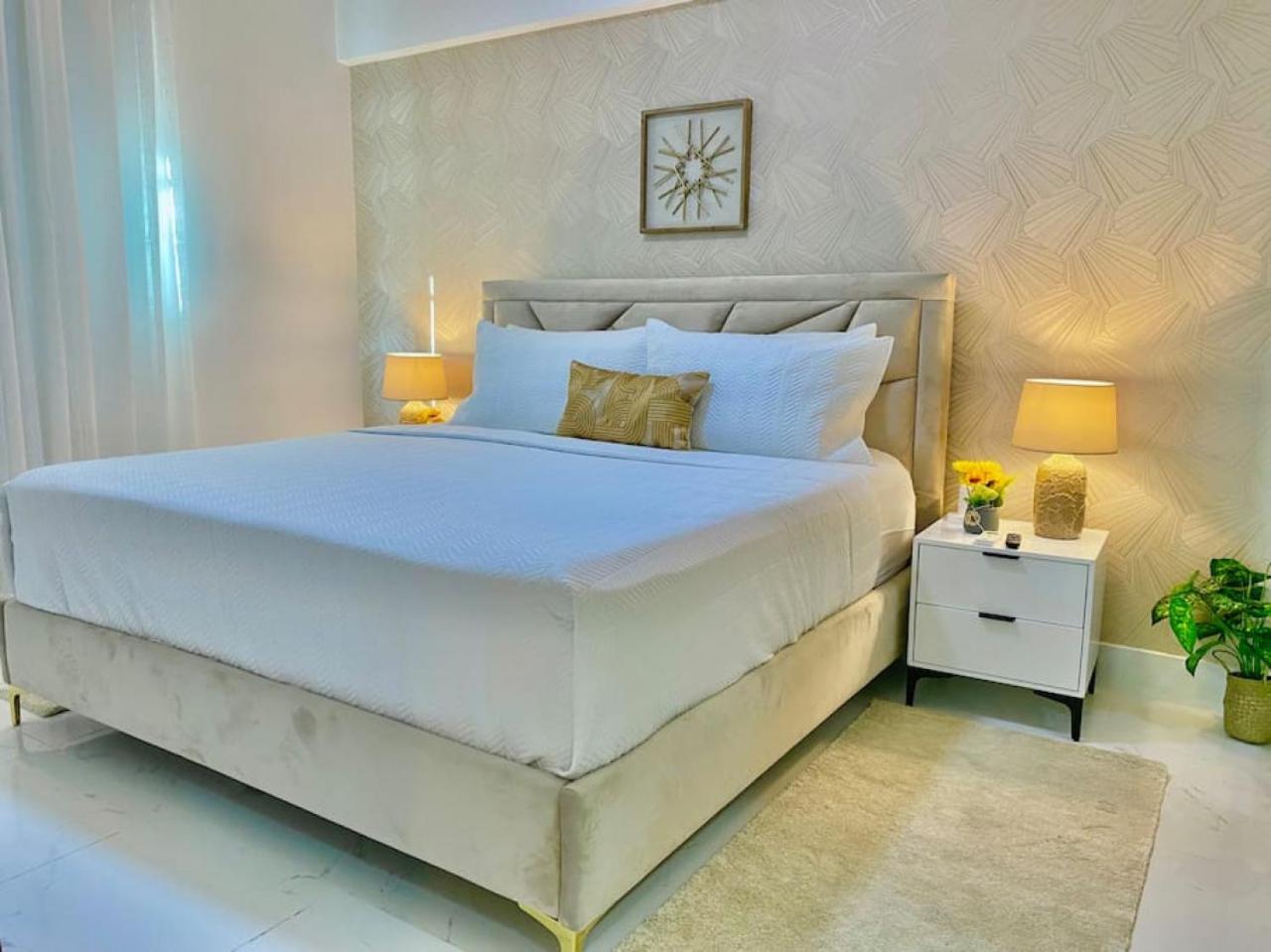 Deluxe One-Bedroom Apartment with City View photo 3